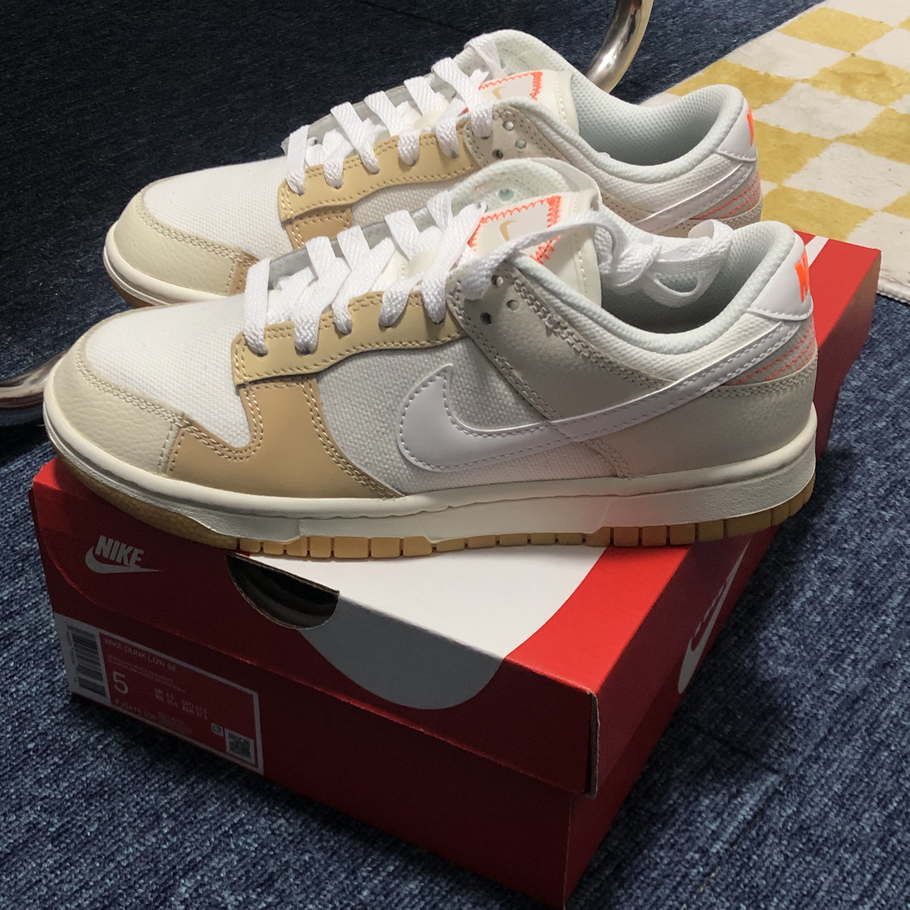 Nike Dunk Low SE Pale Vanilla and Sail 착용 스타일