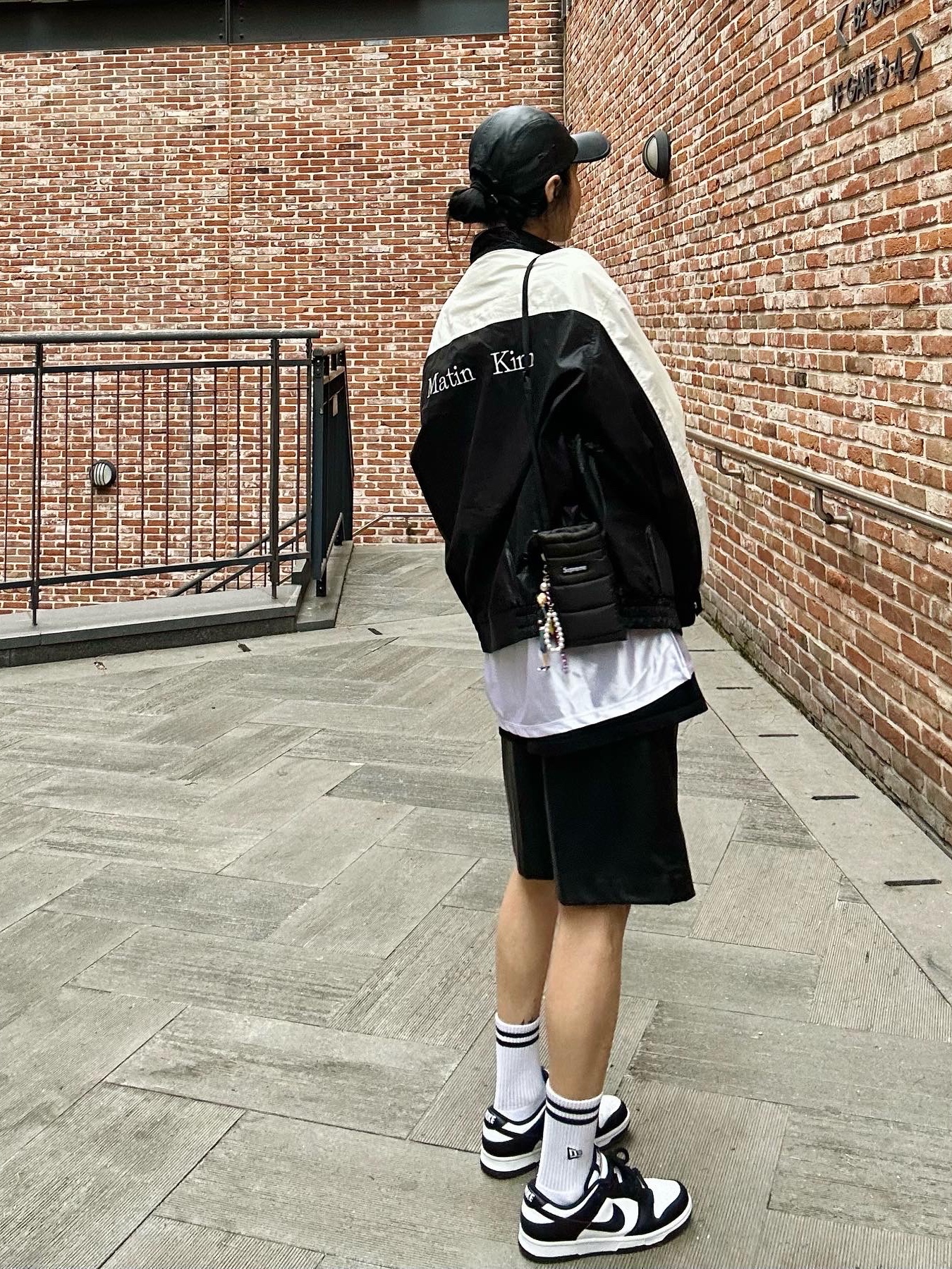 Supreme Puffer Neck Pouch Black - 22FW, Supreme Leather Camp Cap Black - 21SS 착용 스타일 - 2