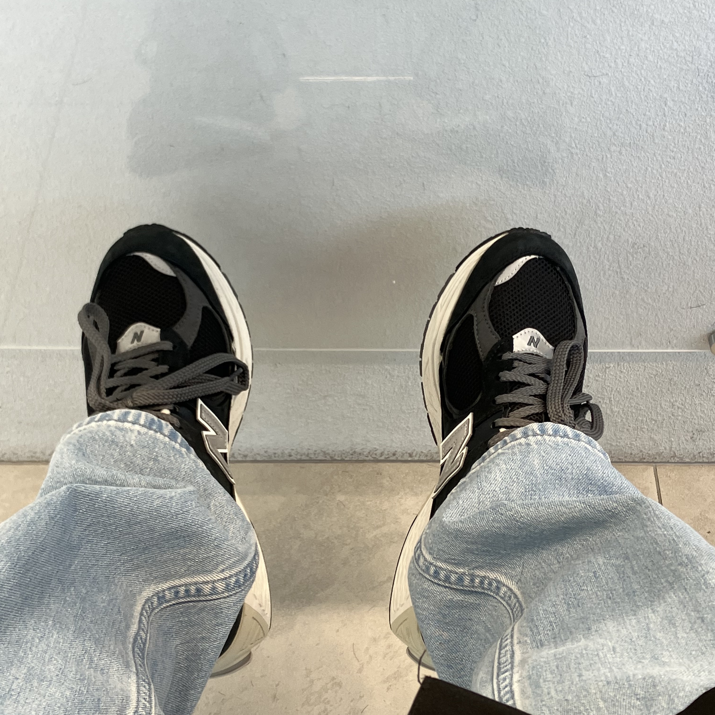 New Balance 2002R Premium Vintage Black 착용 스타일