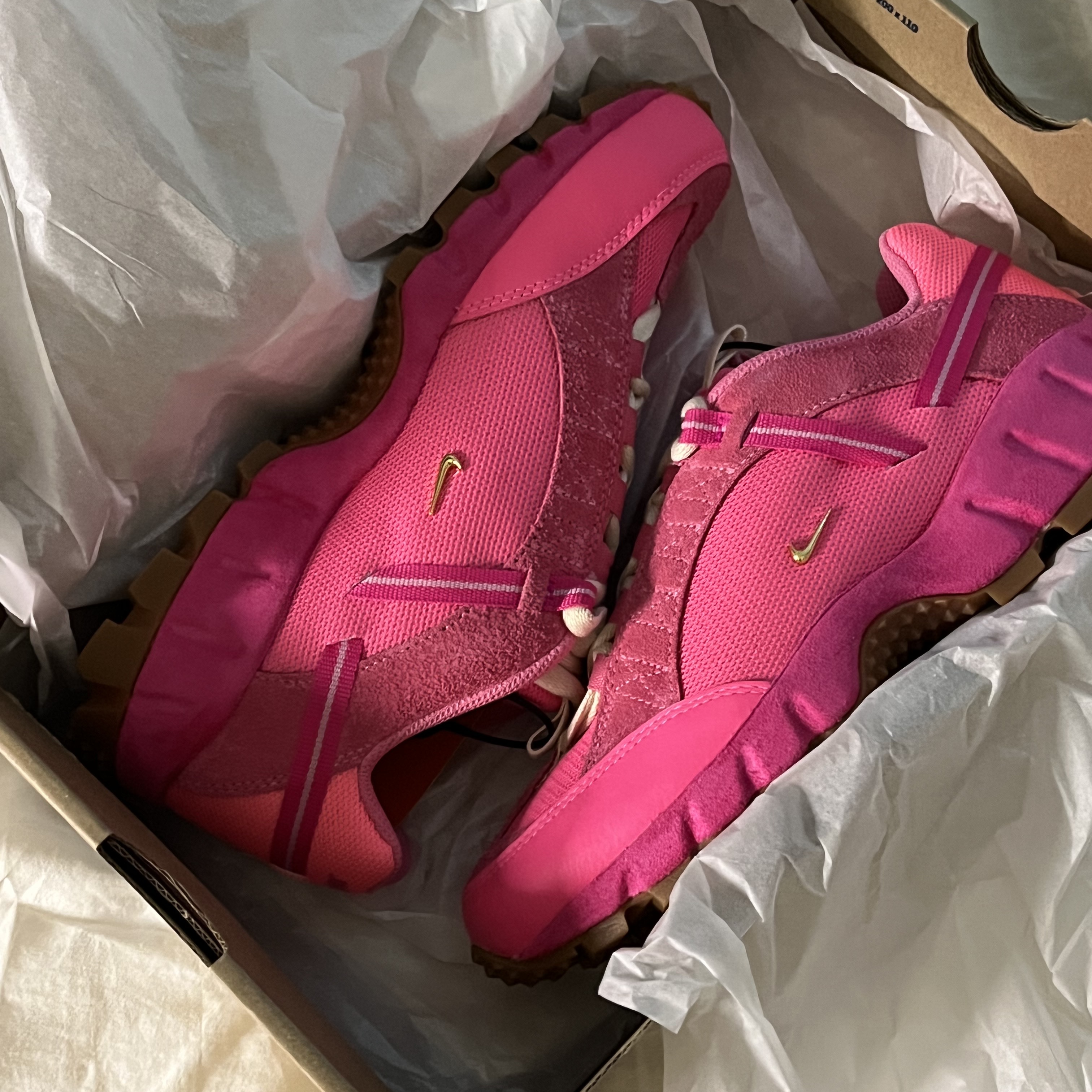Nike x Jacquemus Air Humara LX Pink Flash 착용 스타일 - 1