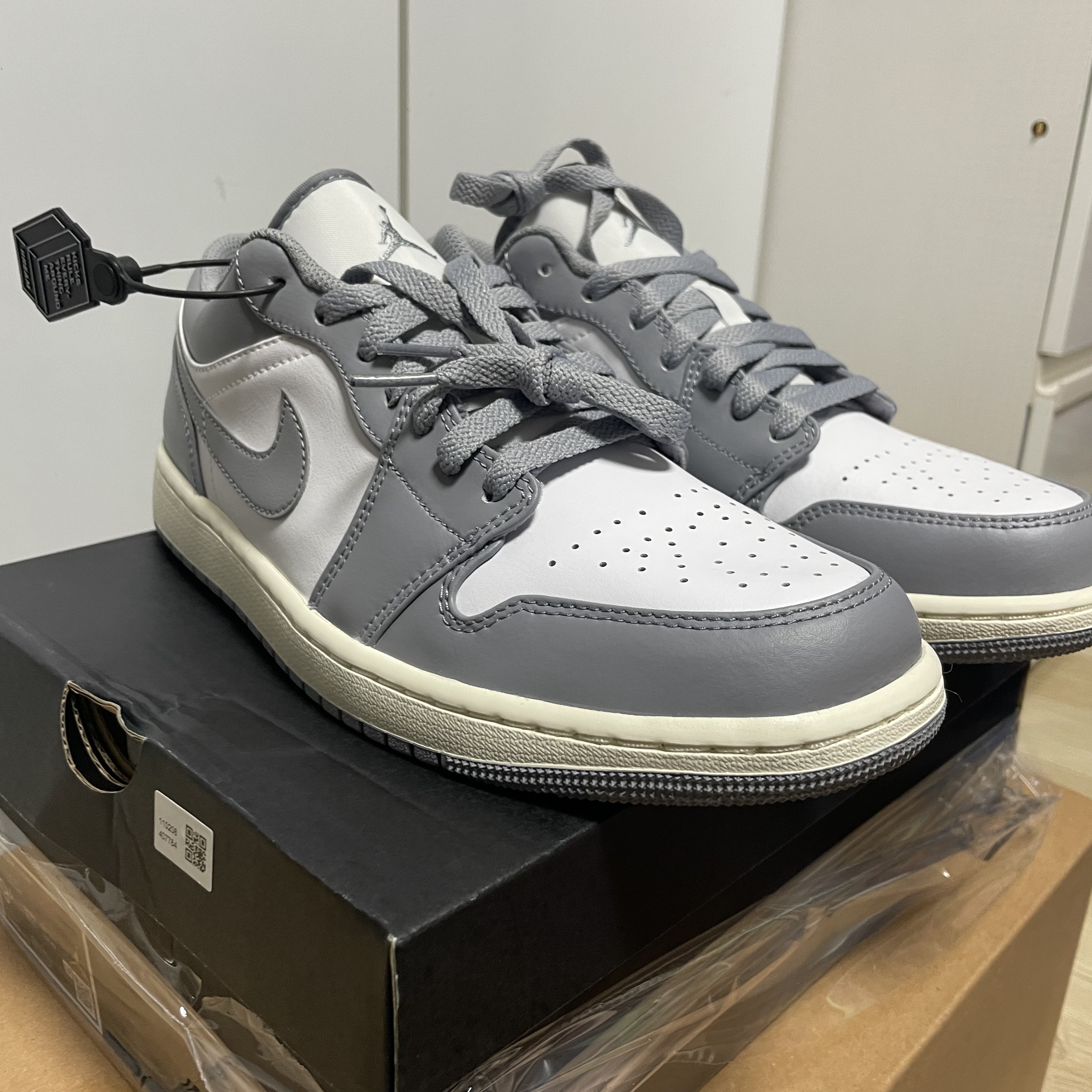 Jordan 1 Low Stealth and White 착용 스타일 - 2