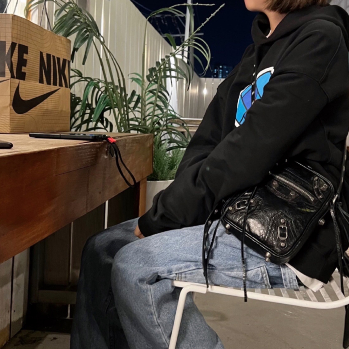 Balenciaga Arena Lambskin Aged Silver Hardware Le Cagole Crossbody Bag Black 착용 스타일