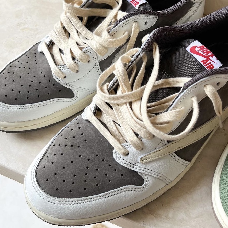 Jordan 1 x Travis Scott Retro Low OG SP Sail and Ridgerock 착용 스타일