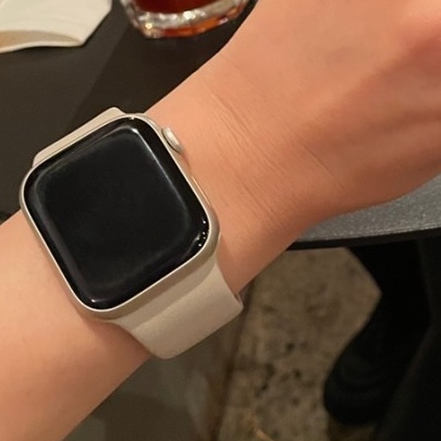 Apple Watch SE 40mm GPS Silver Aluminum Case with Sport Band White (Korean Ver.) 착용 스타일