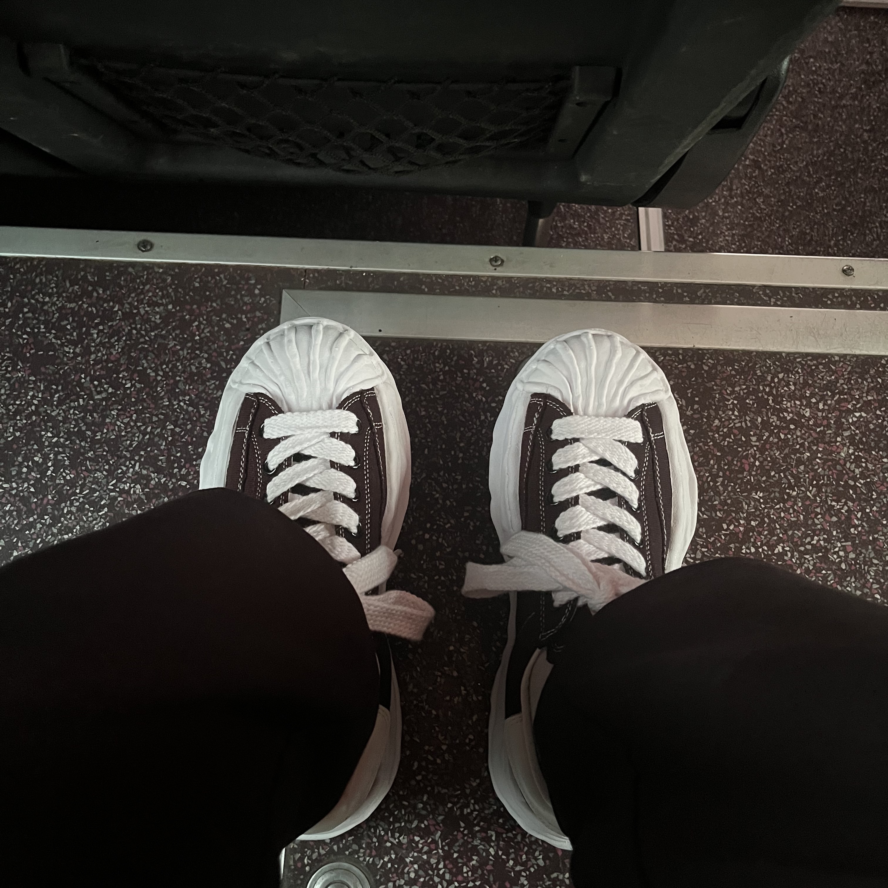 Maison Mihara Yasuhiro Blakey OG Sole Canvas Low-top Sneakers Black White 착용 스타일 - 2