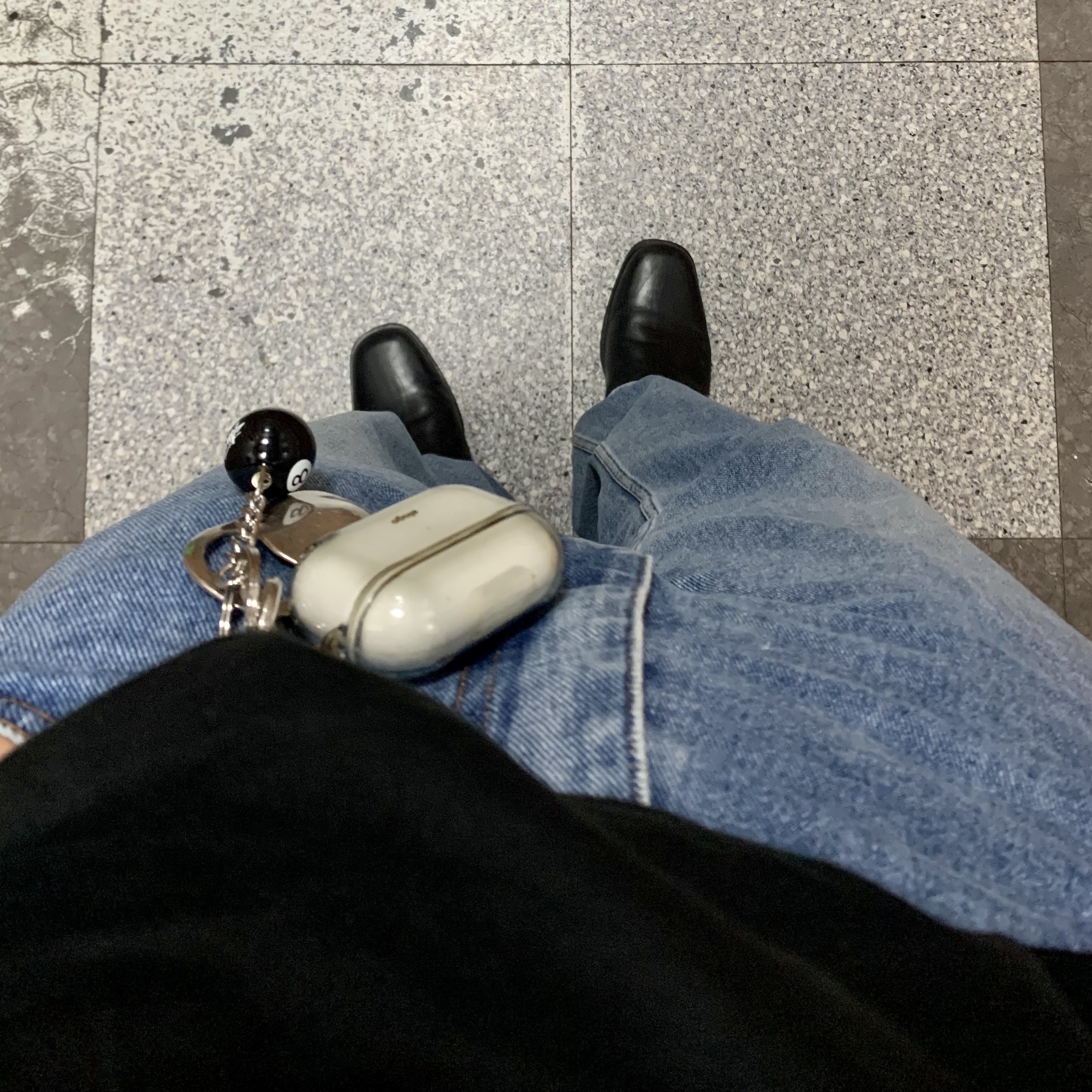 Stussy 8 Ball Keychain Black 착용 스타일