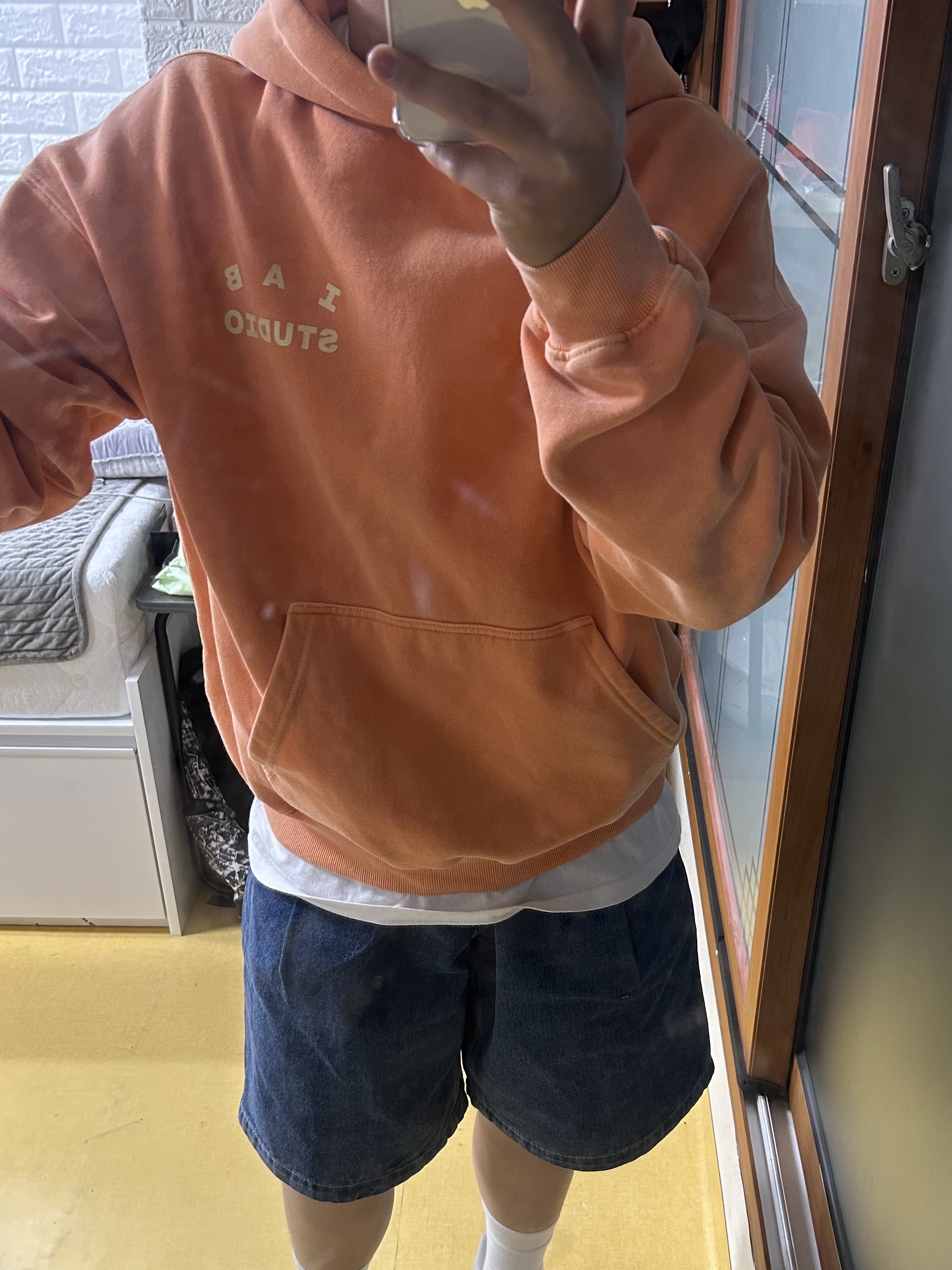 IAB Studio Pigment Hoodie & Sack Salmon 착용 스타일