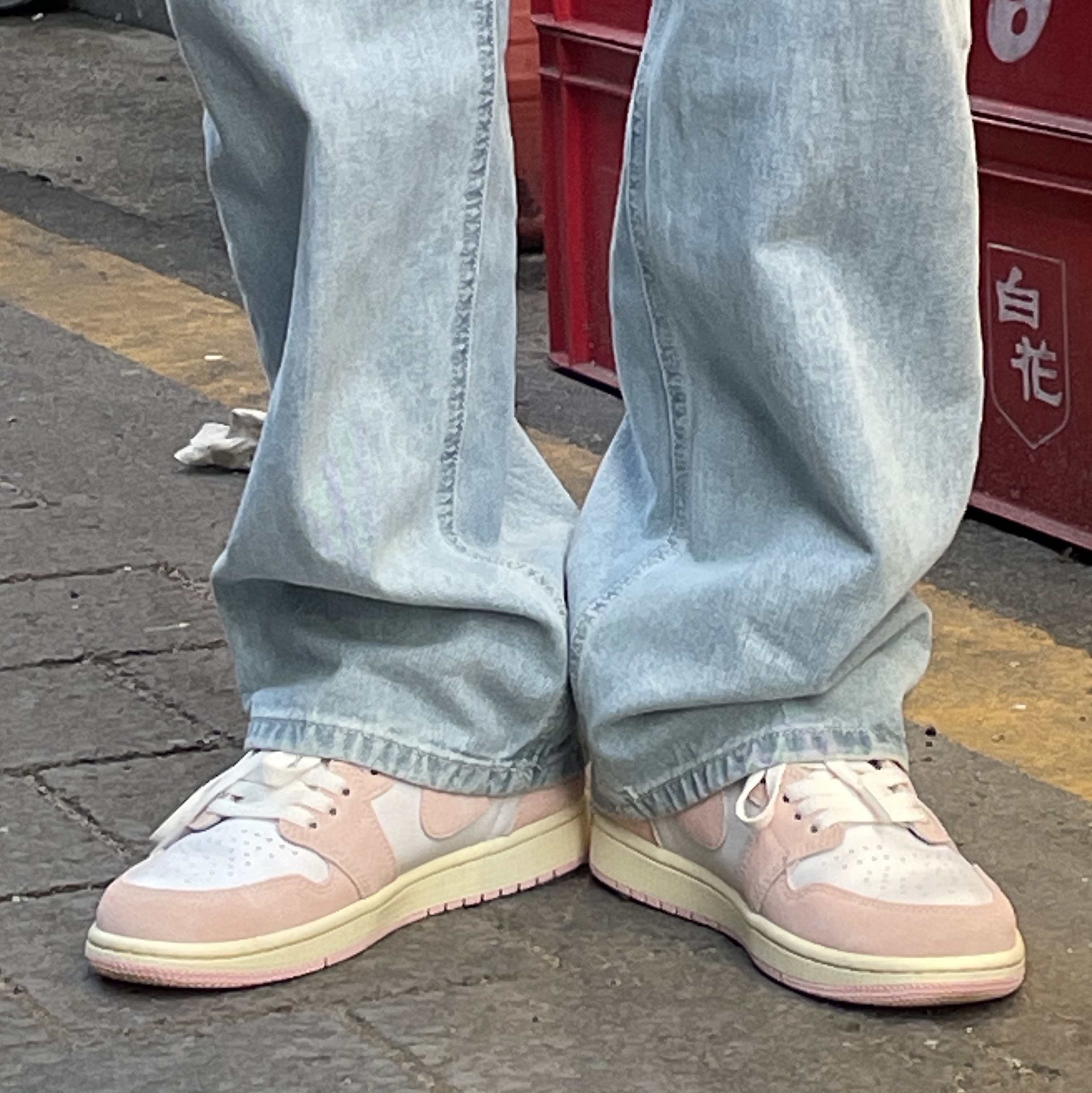 (W) Jordan 1 Retro High OG Coconut Milk and Sail 착용 스타일 - 2