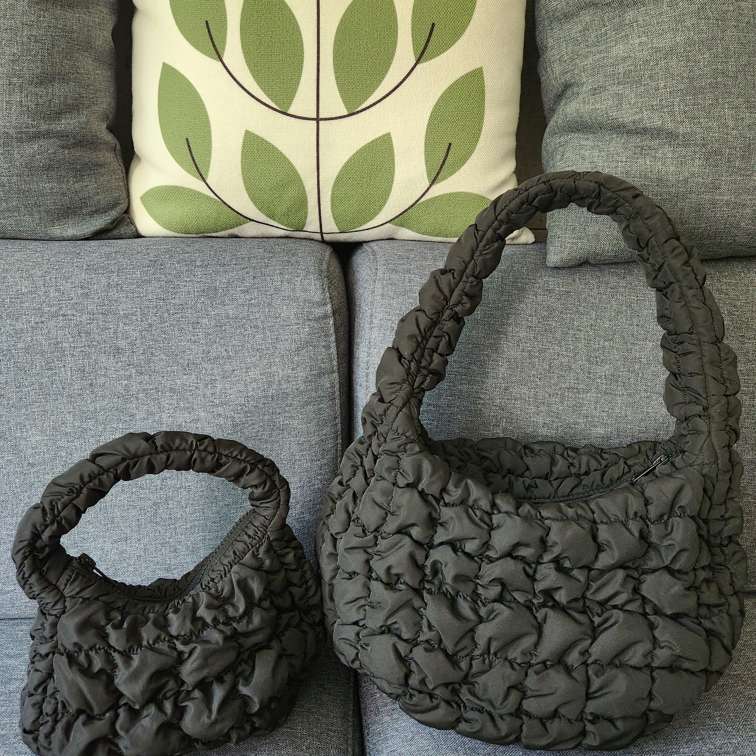 COS Quilted Micro Bag Black 착용 스타일 - 1