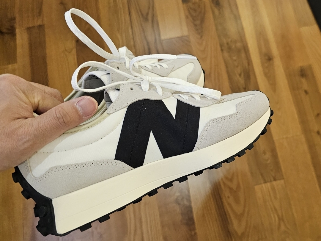 New Balance 327 White Black 착용 스타일