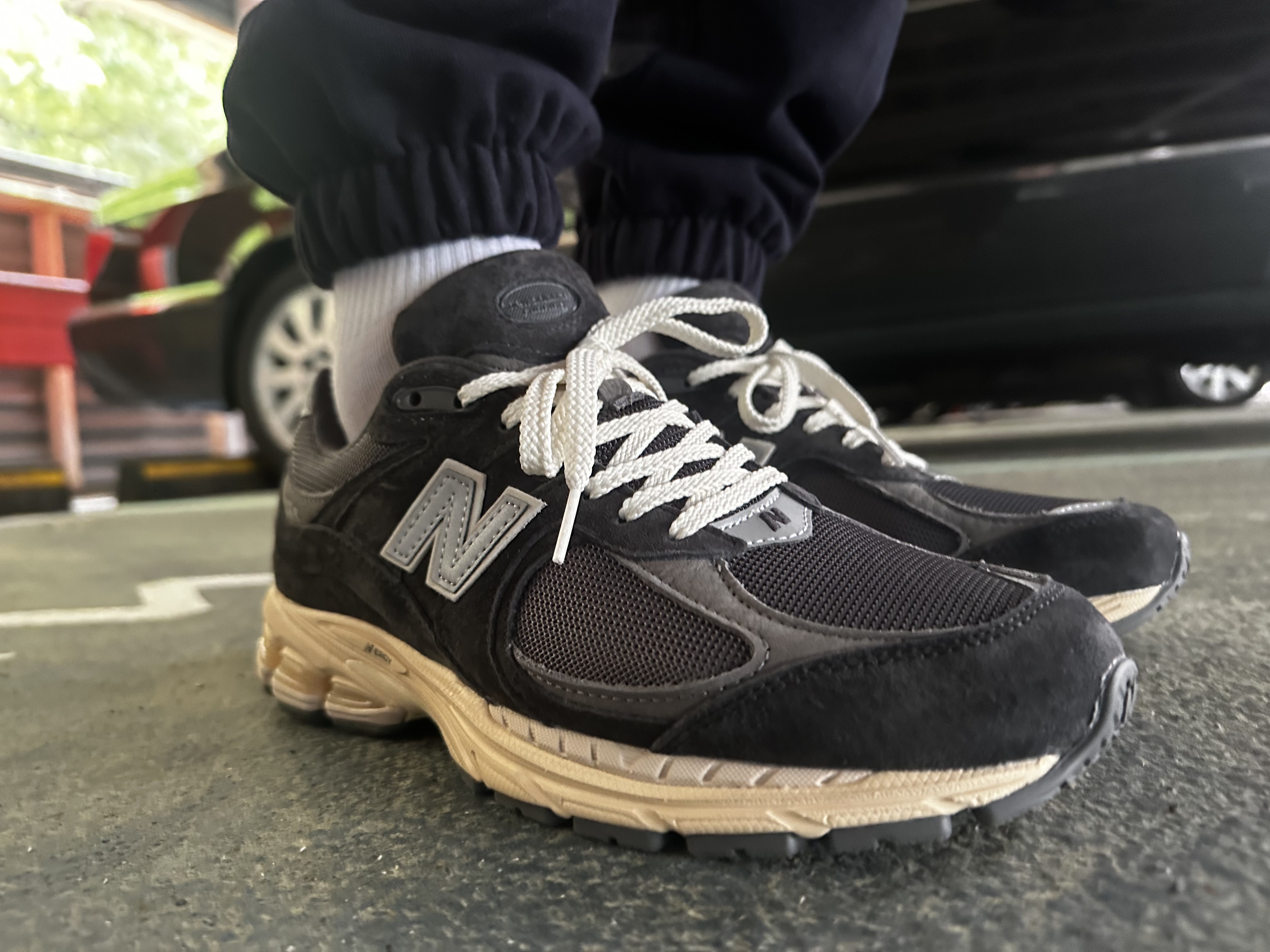 New Balance 2002R Special Vintage Black Grey 착용 스타일