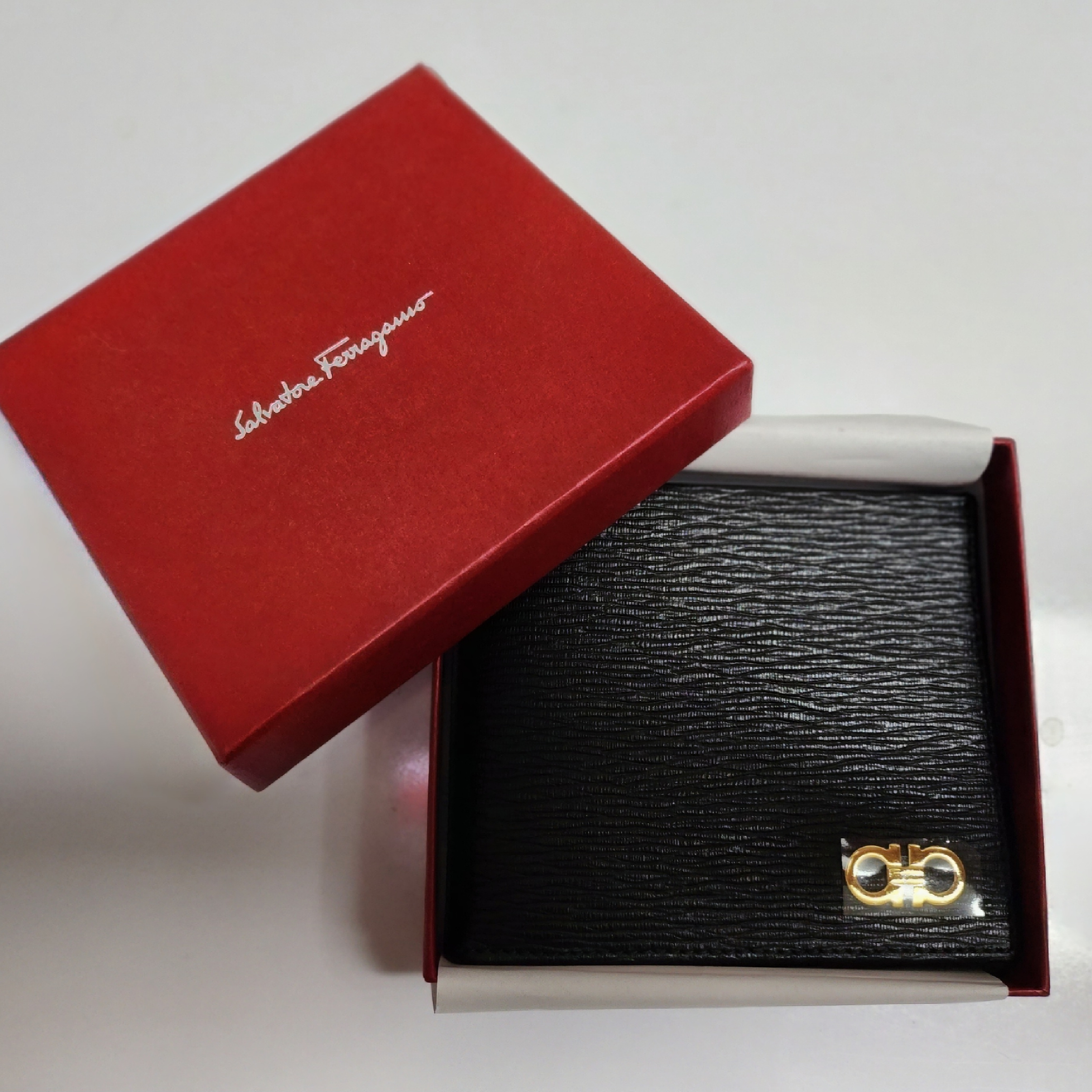 Ferragamo Gancini Wallet Black 착용 스타일