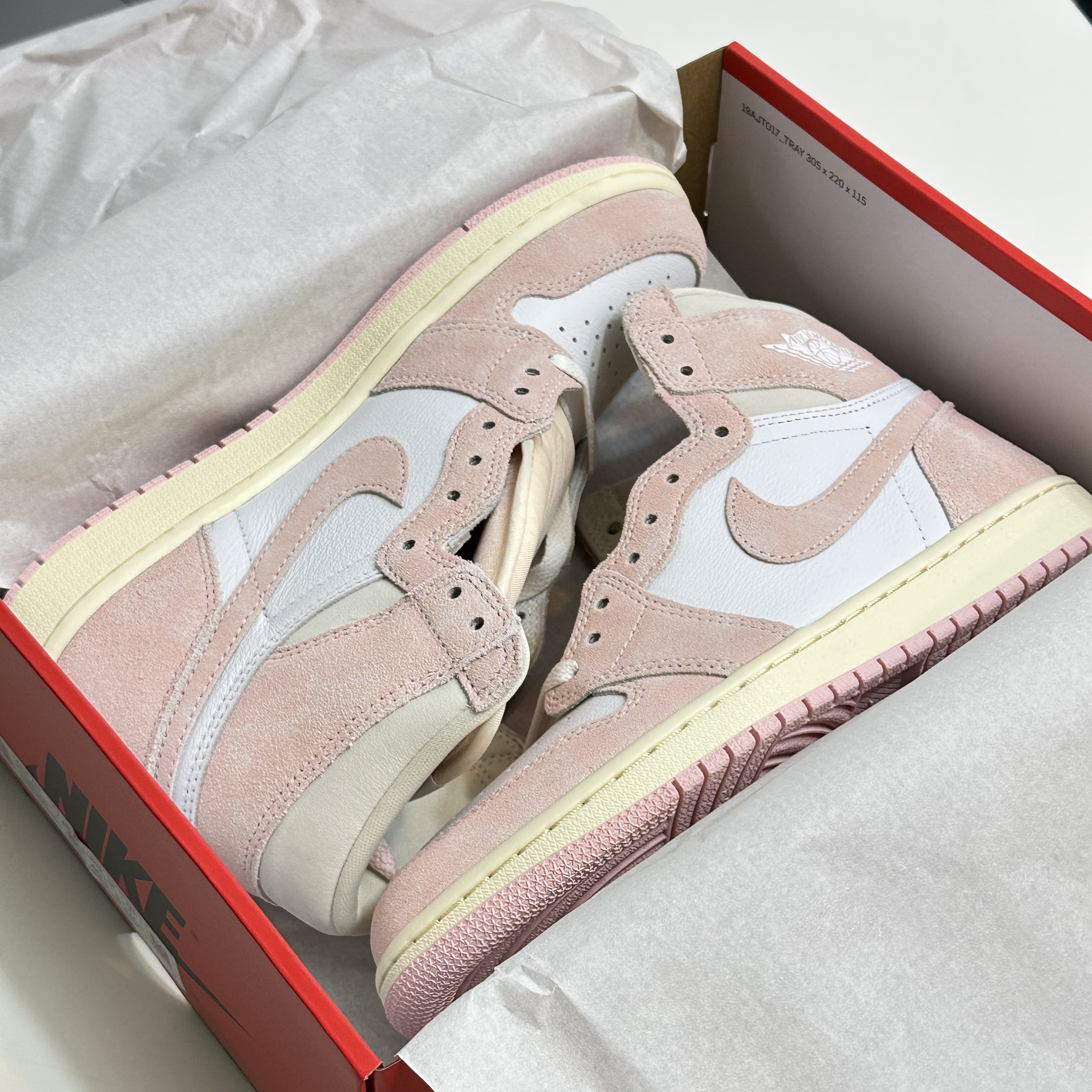 (W) Jordan 1 Retro High OG Coconut Milk and Sail 착용 스타일 - 3