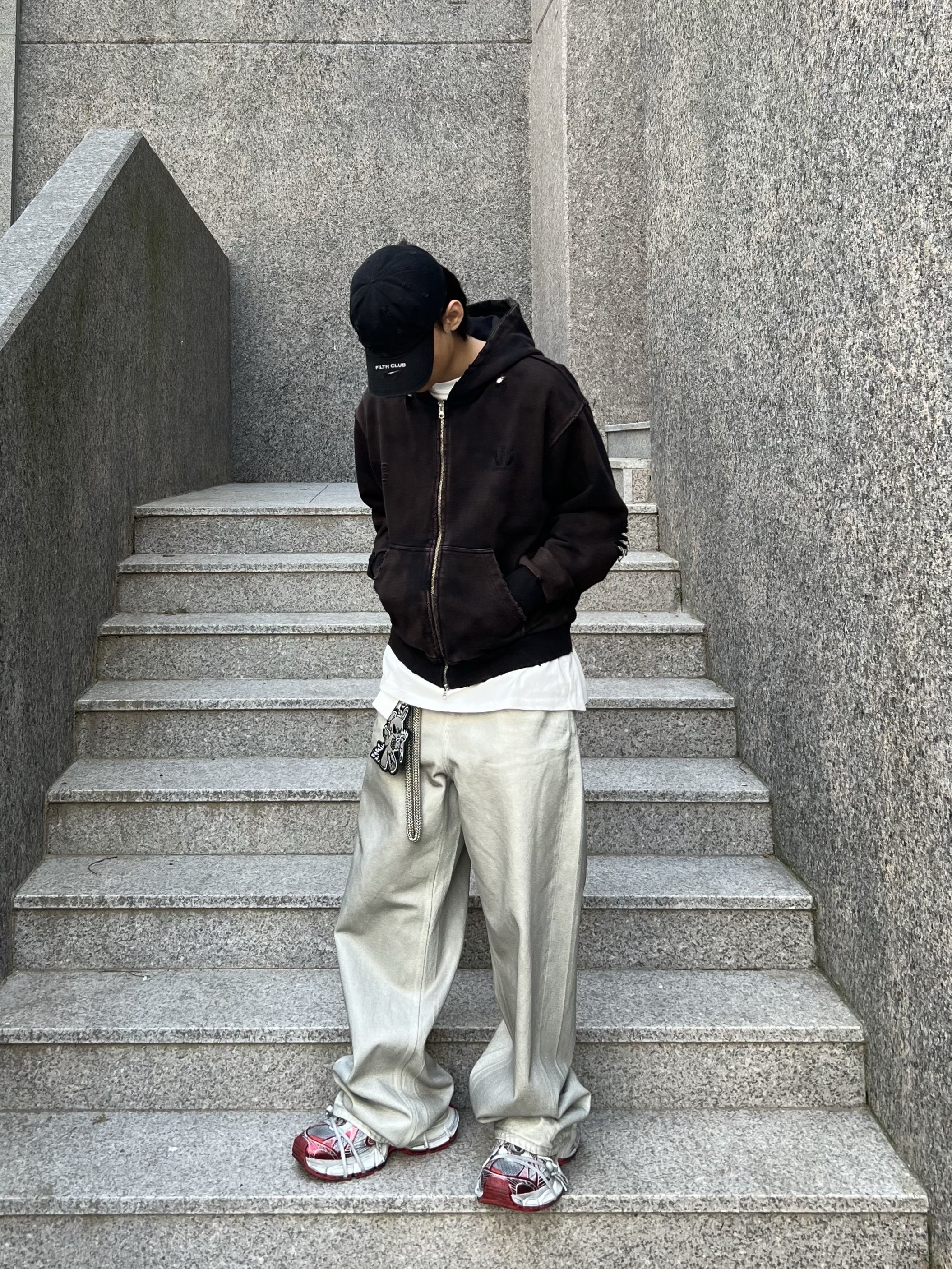 Project G/R Distressed Filth Club Cap Washed Black, Balenciaga 3XL Sneakers White Red 착용 스타일 - 1