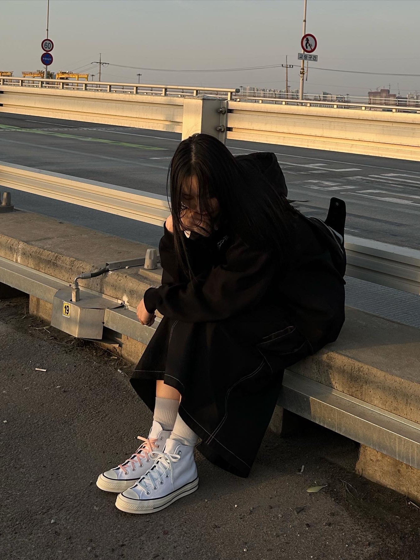 자라 x 아더에러 자수 후드 스웨트셔츠 블랙, 미스치프 폴더블 슬링백 블랙 착용 스타일 - 3