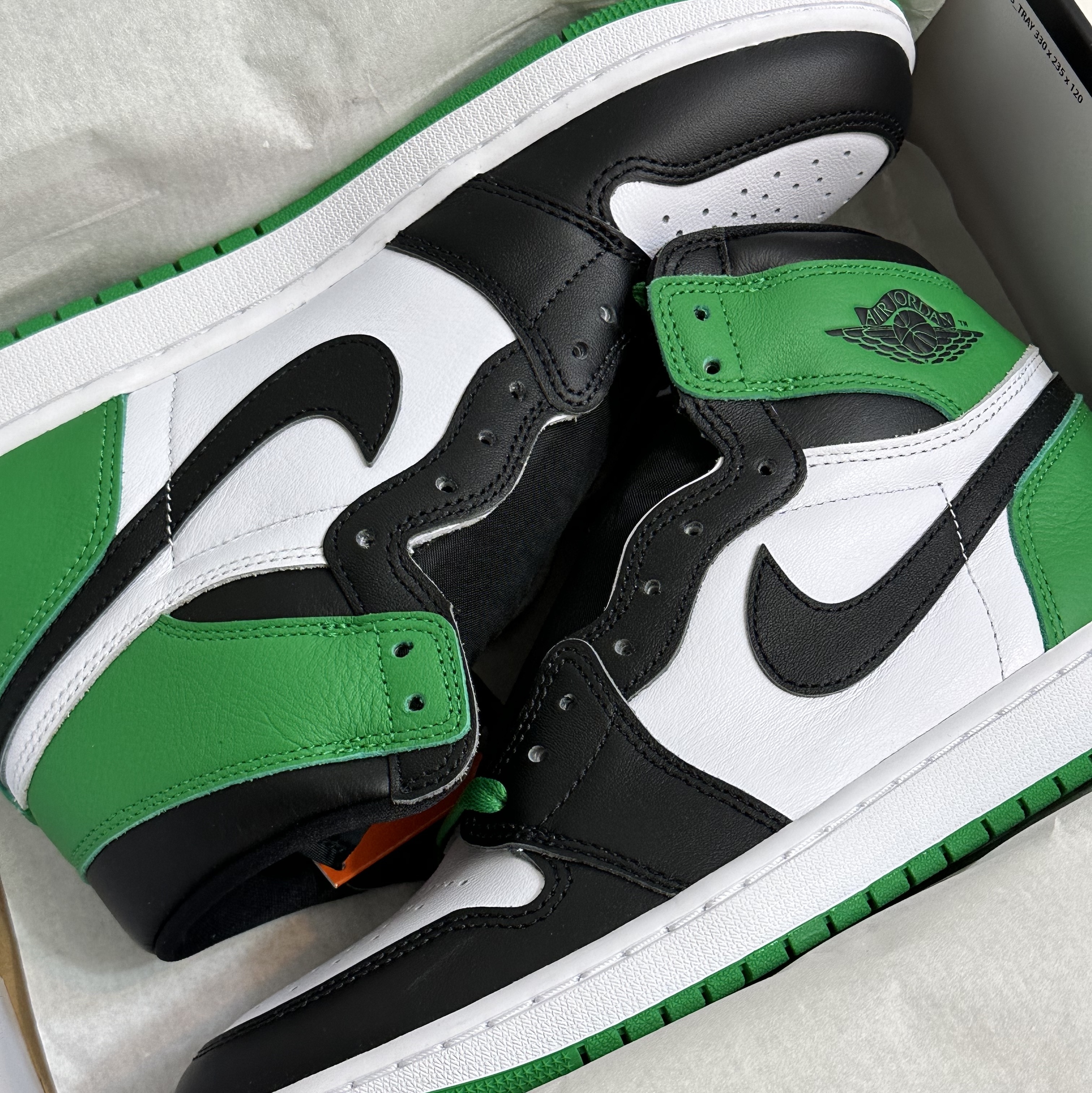 Jordan 1 Retro High OG Black and Lucky Green 착용 스타일 - 1