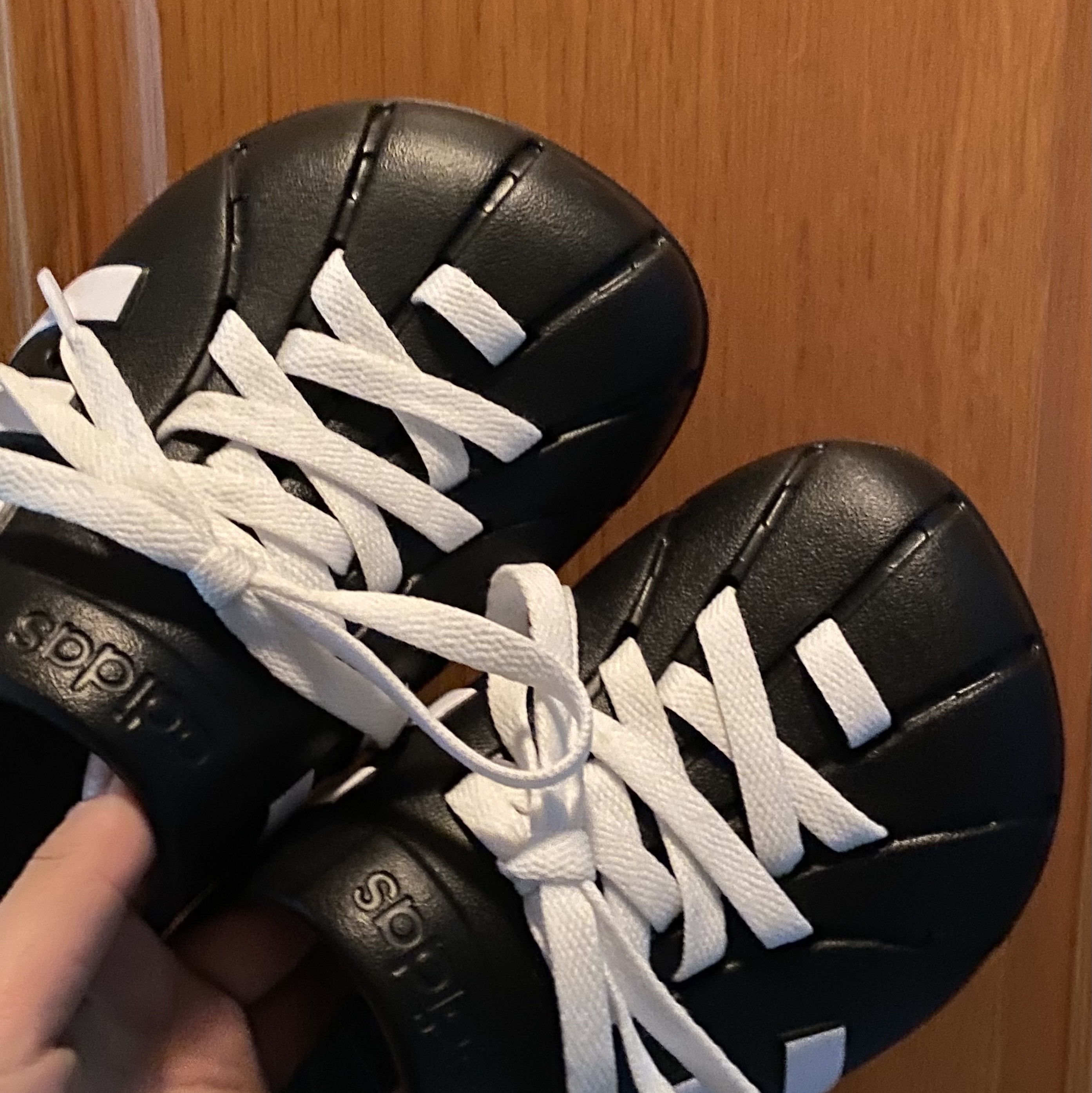 Adidas Adilette Clog Black White 착용 스타일