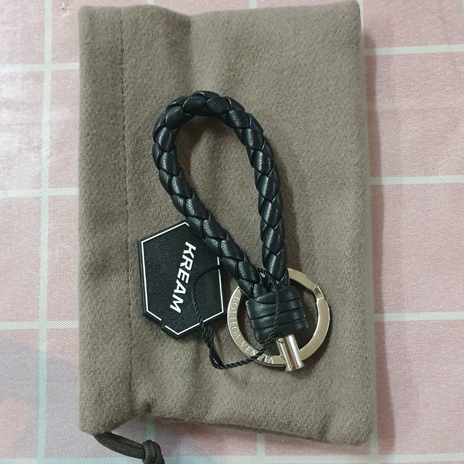 Bottega Veneta Leather Keyring Black 착용 스타일