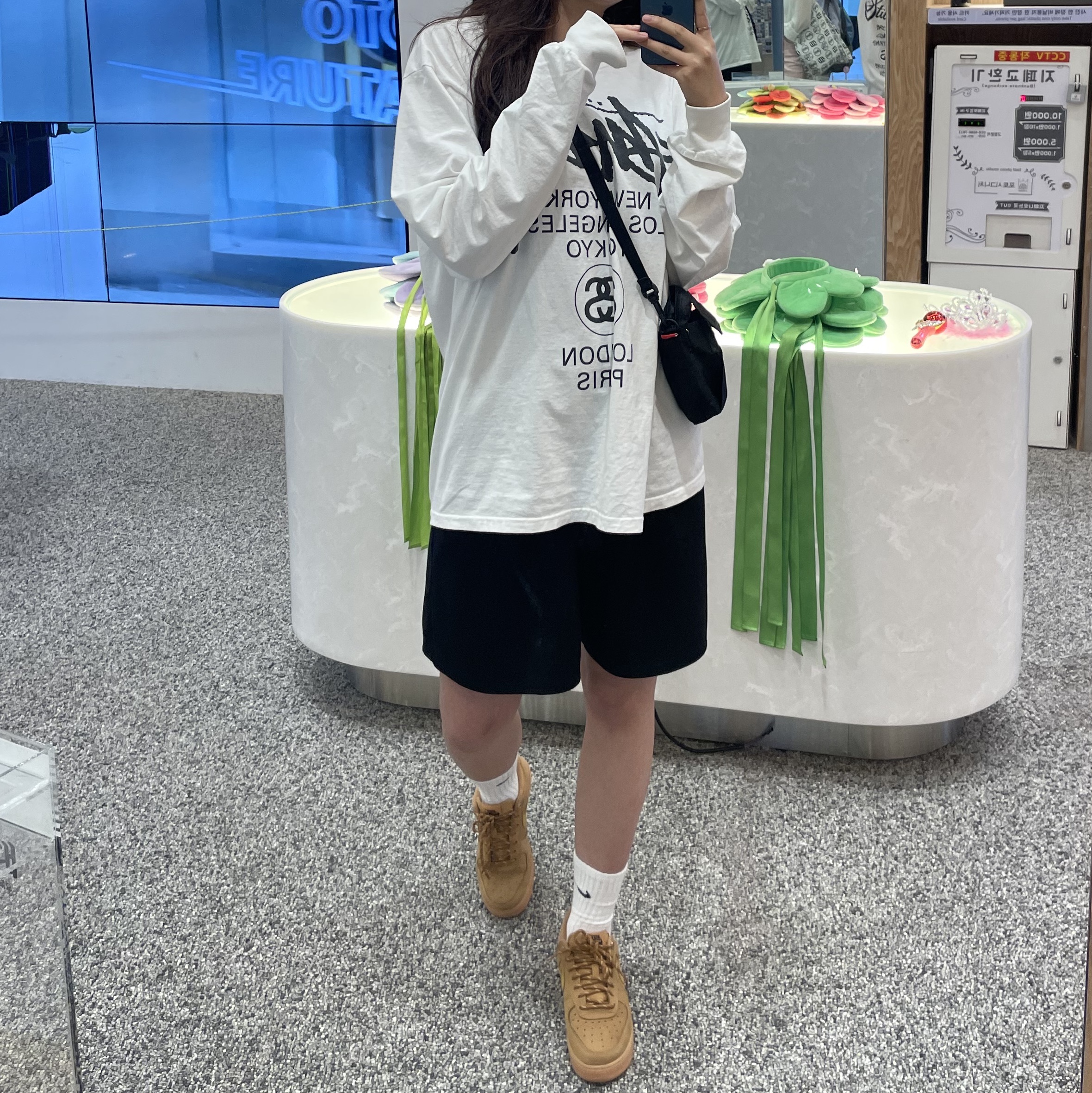 Stussy World Tour LS T-Shirt White 2023, Nike Air Force 1 '07 WB Flax 착용 스타일 - 2