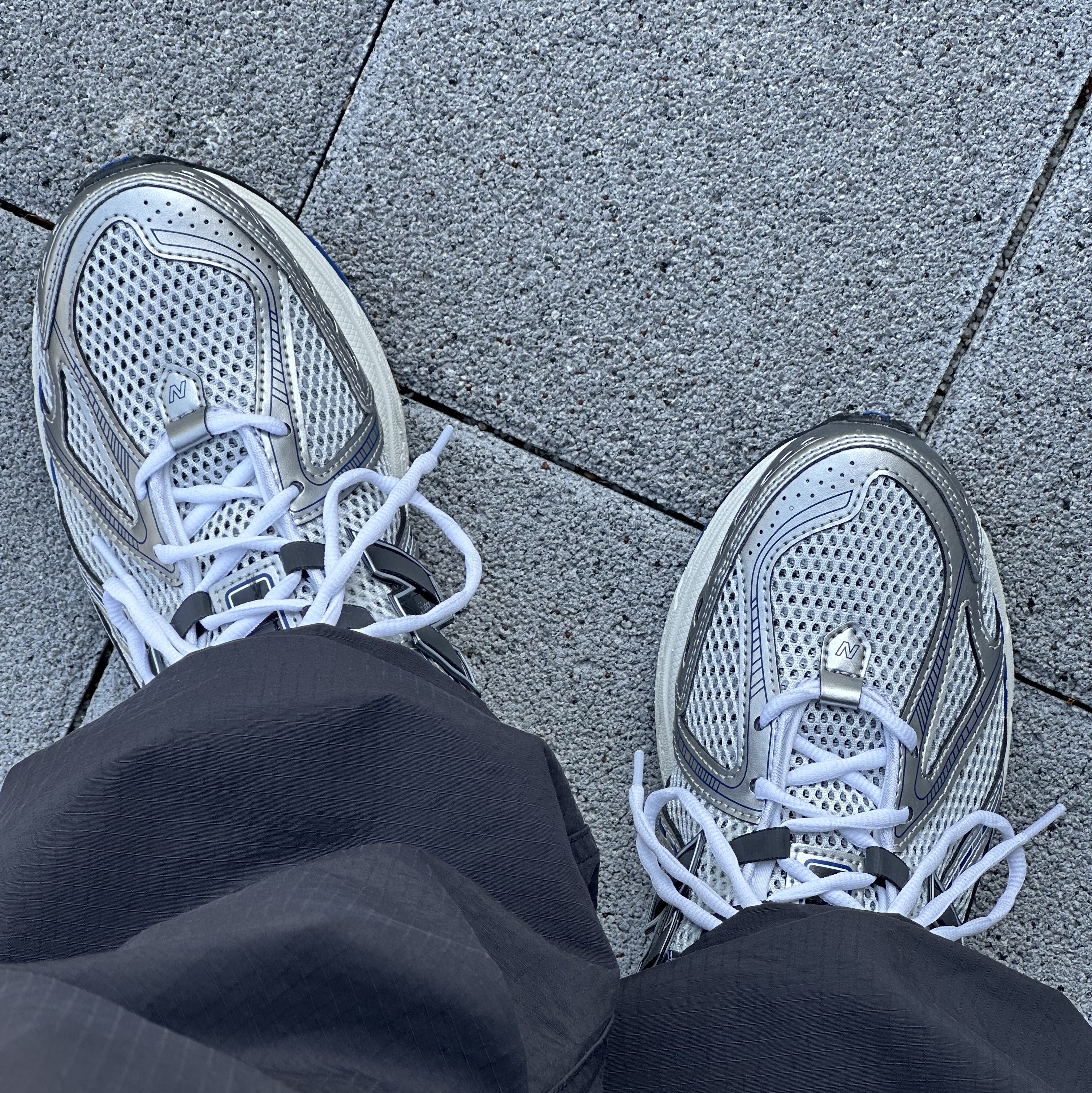 New Balance 1906R Silver Metallic 착용 스타일