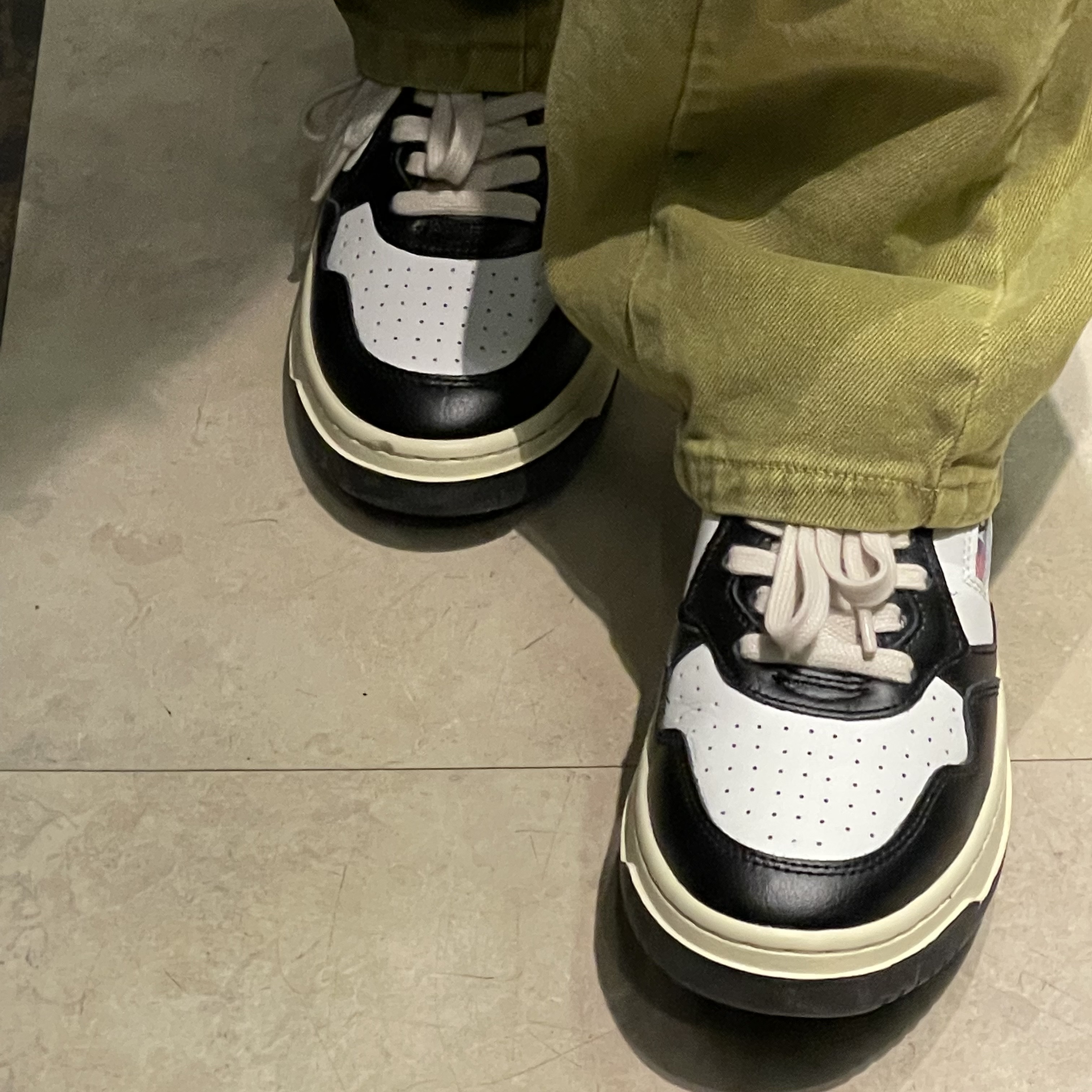 Autry Medalist Low Leather Sneakers Black White 착용 스타일