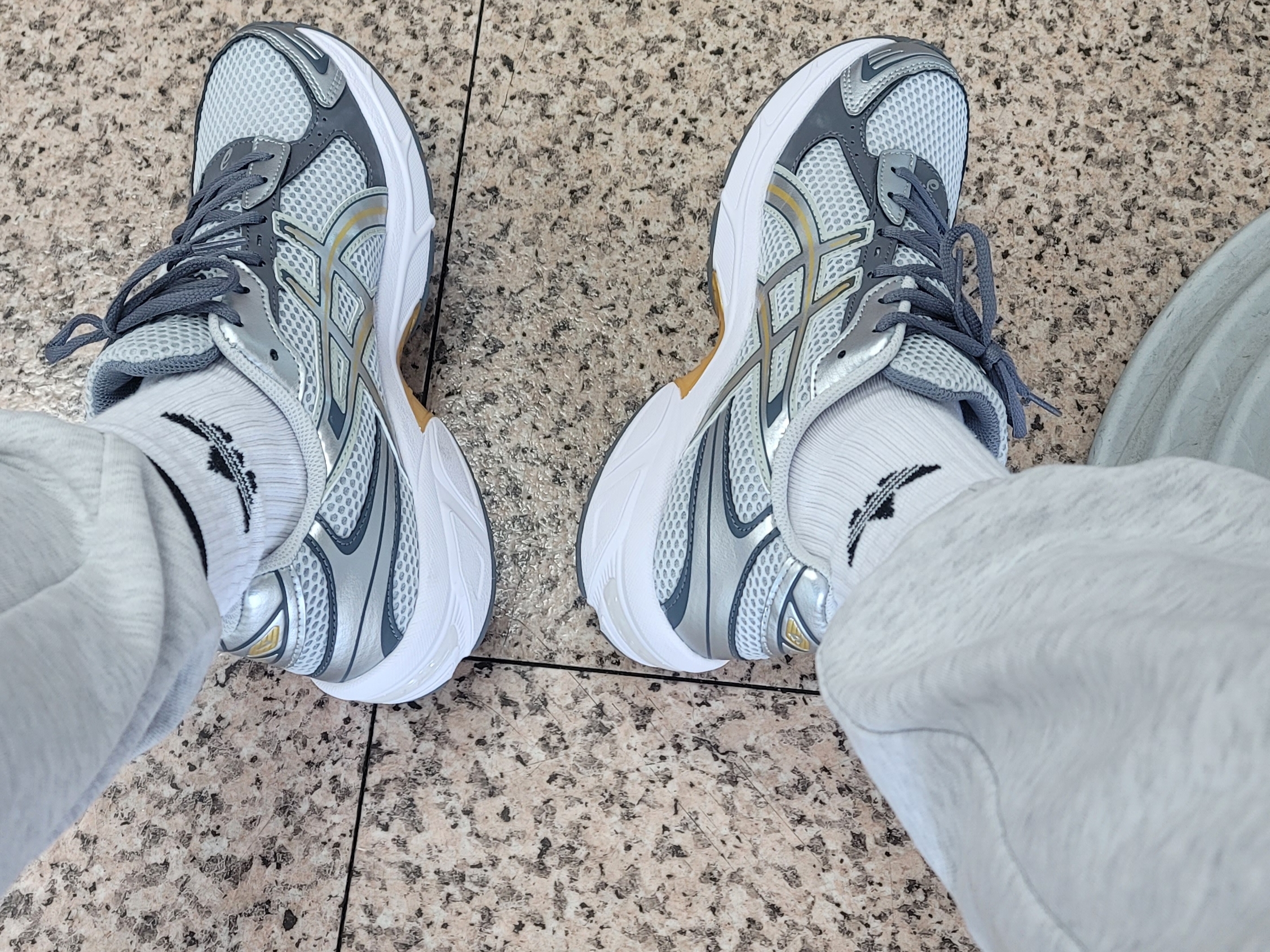 Asics Gel-1130 Polar Shade Pure Silver 착용 스타일