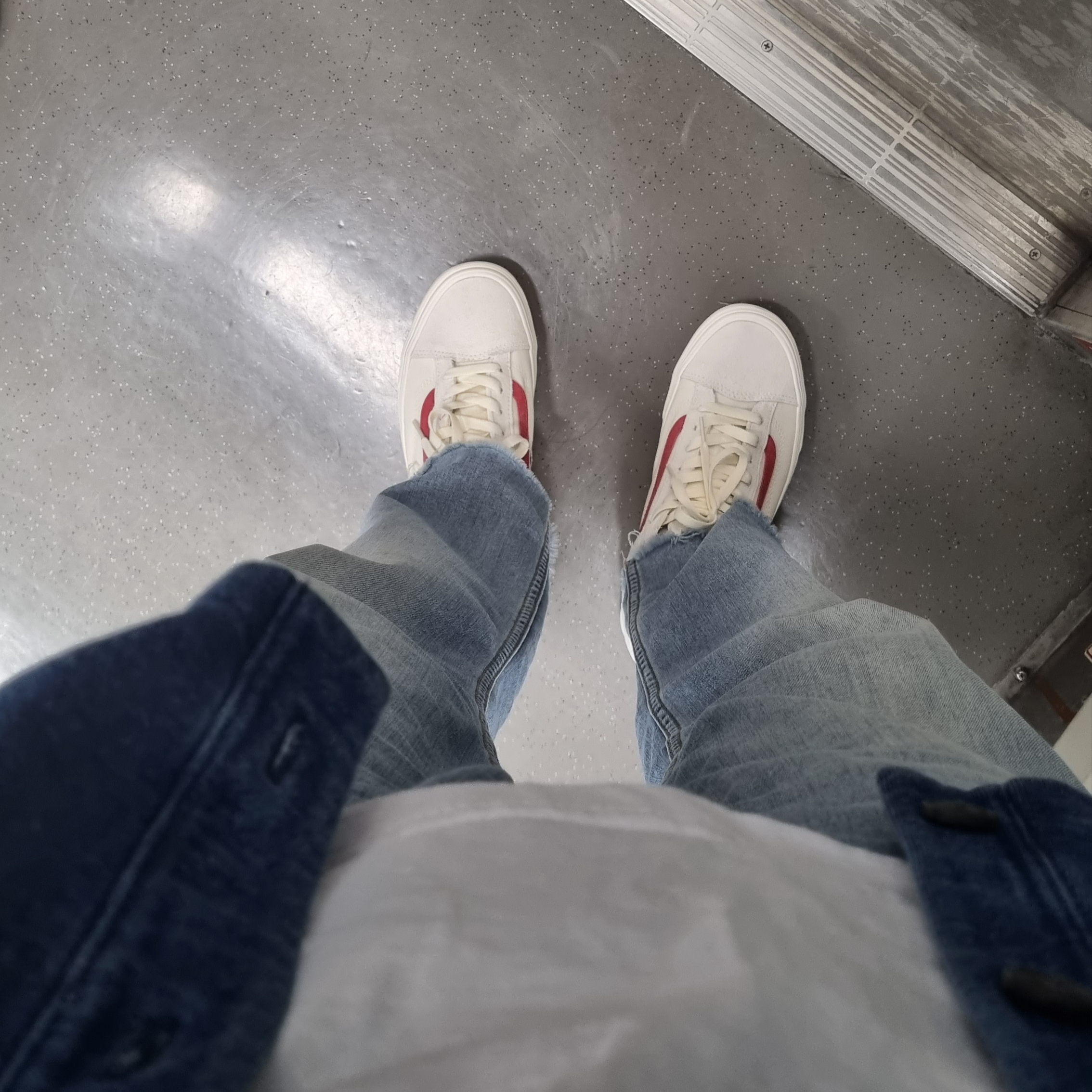 Vans Style 36 Marshmallow Racing Red 착용 스타일