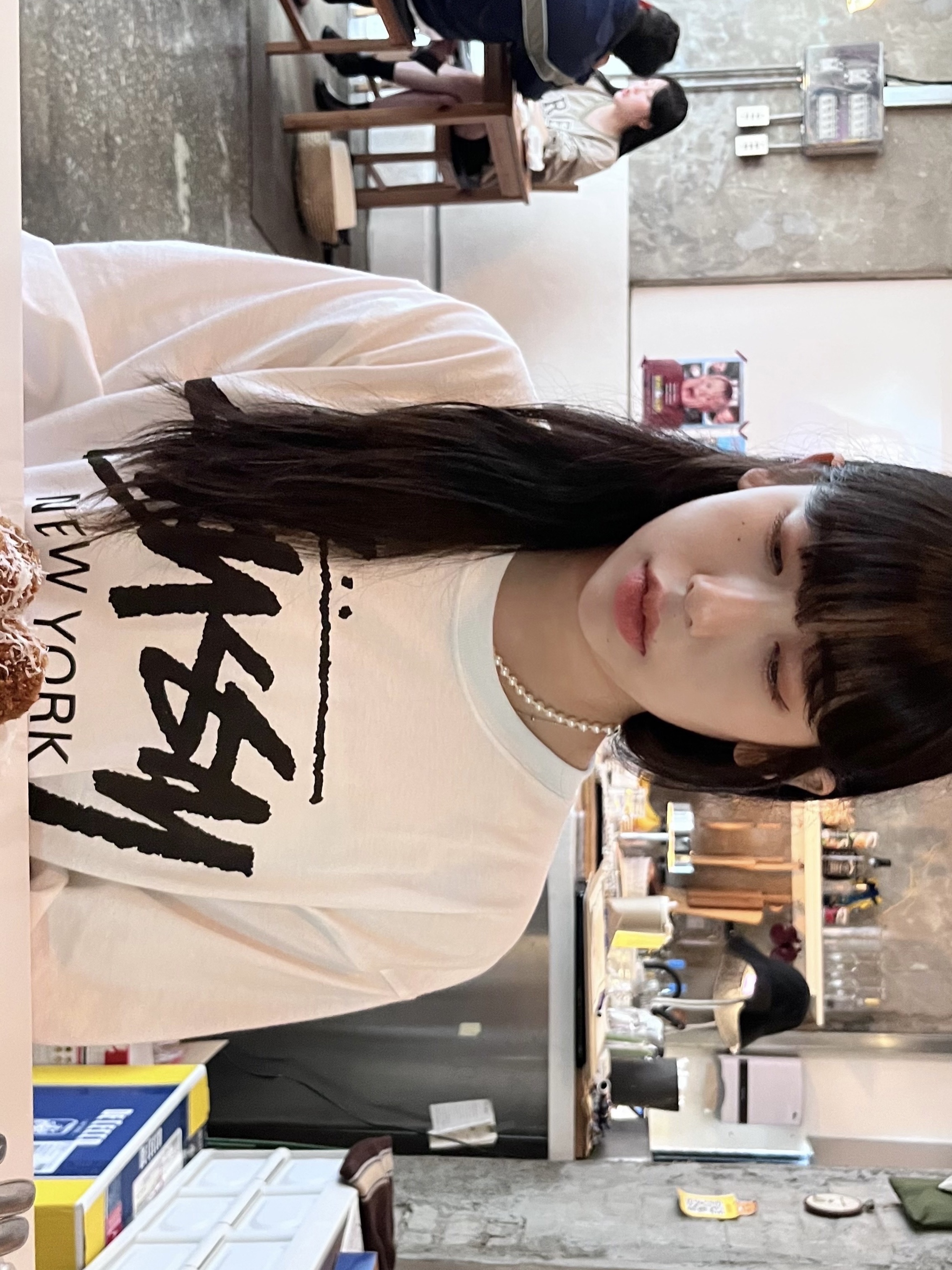 스투시 월드투어 롱슬리브 티셔츠 화이트 2023, 비비안 웨스트우드 미니 바스 릴리프 초커 실버 착용 스타일 - 3