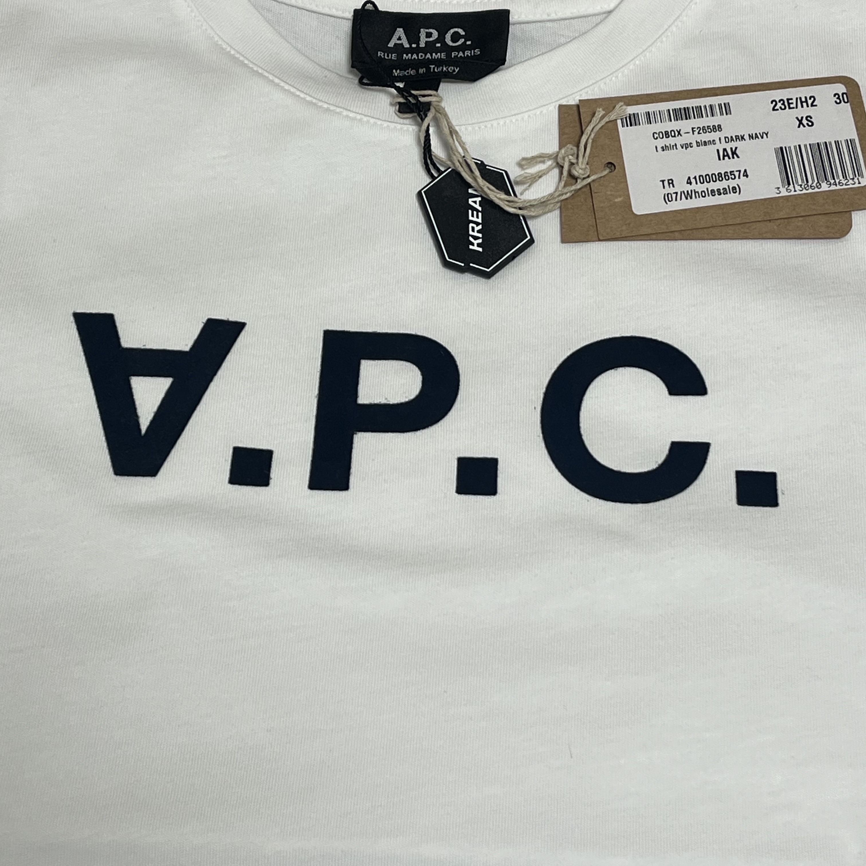 (W) A.P.C. VPC T-Shirt White Dark Navy 착용 스타일 - 2