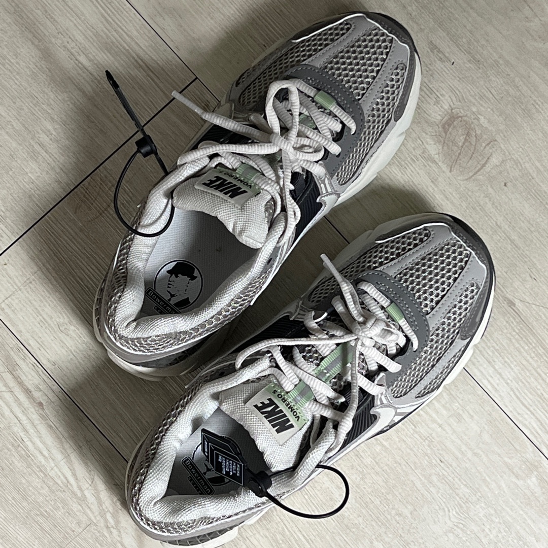 (W) Nike Zoom Vomero 5 Cobblestone and Flat Pewter 착용 스타일