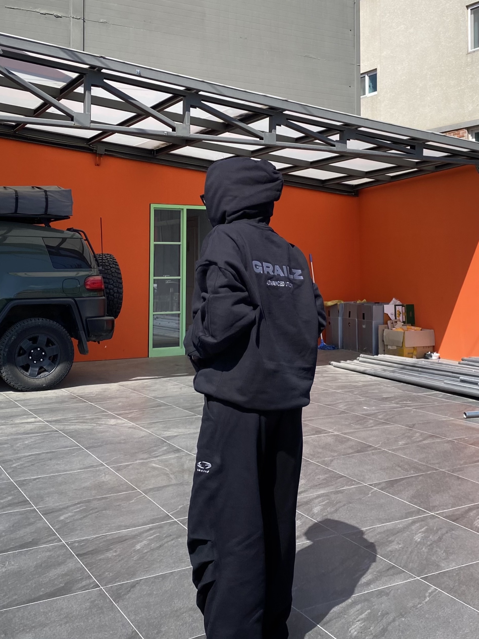 Project G/R Oversized Convertible Cargo Pants Coated Black 착용 스타일 - 3