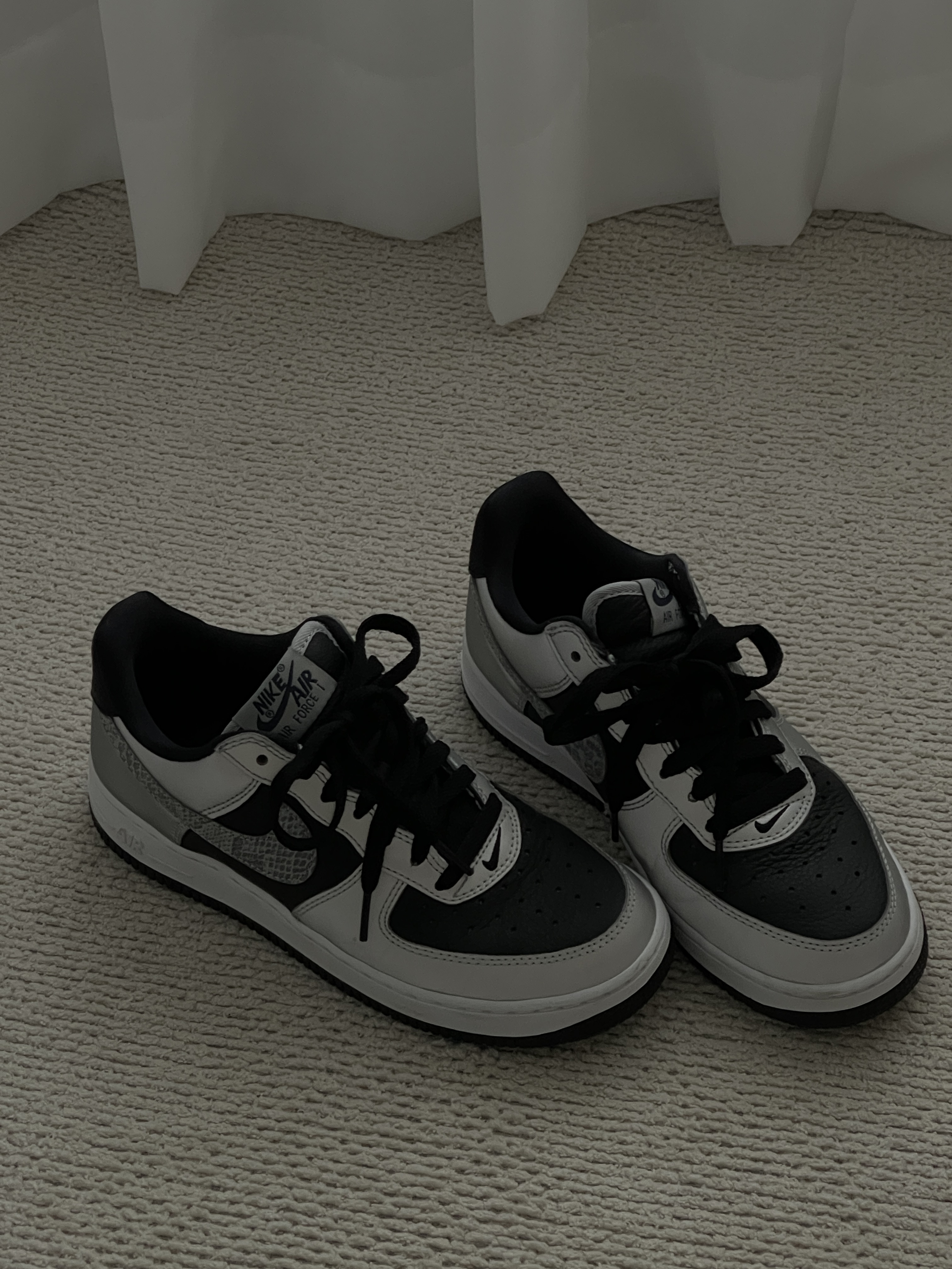 Nike Air Force 1 B Silver Snake 착용 스타일