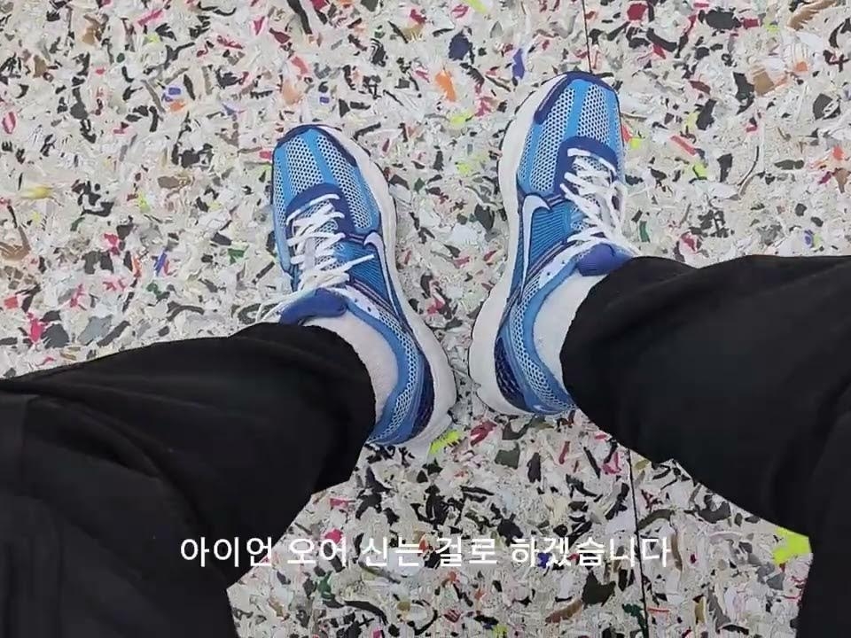 Nike Zoom Vomero 5 Mystic Navy and Worn Blue 착용 스타일 - 2