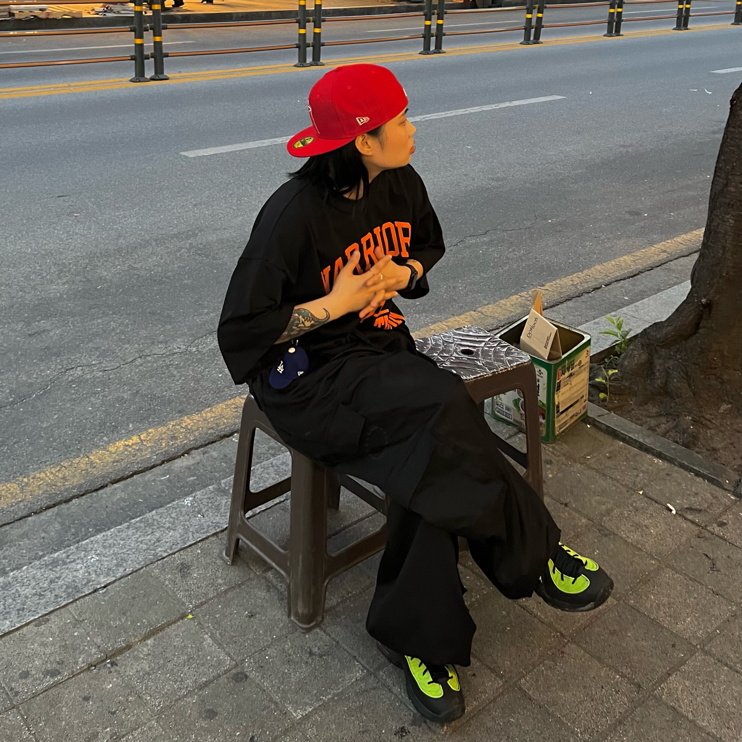 나이키 x 스투시 에어 페니 2 비비드 그린 앤 블랙 착용 스타일 - 3