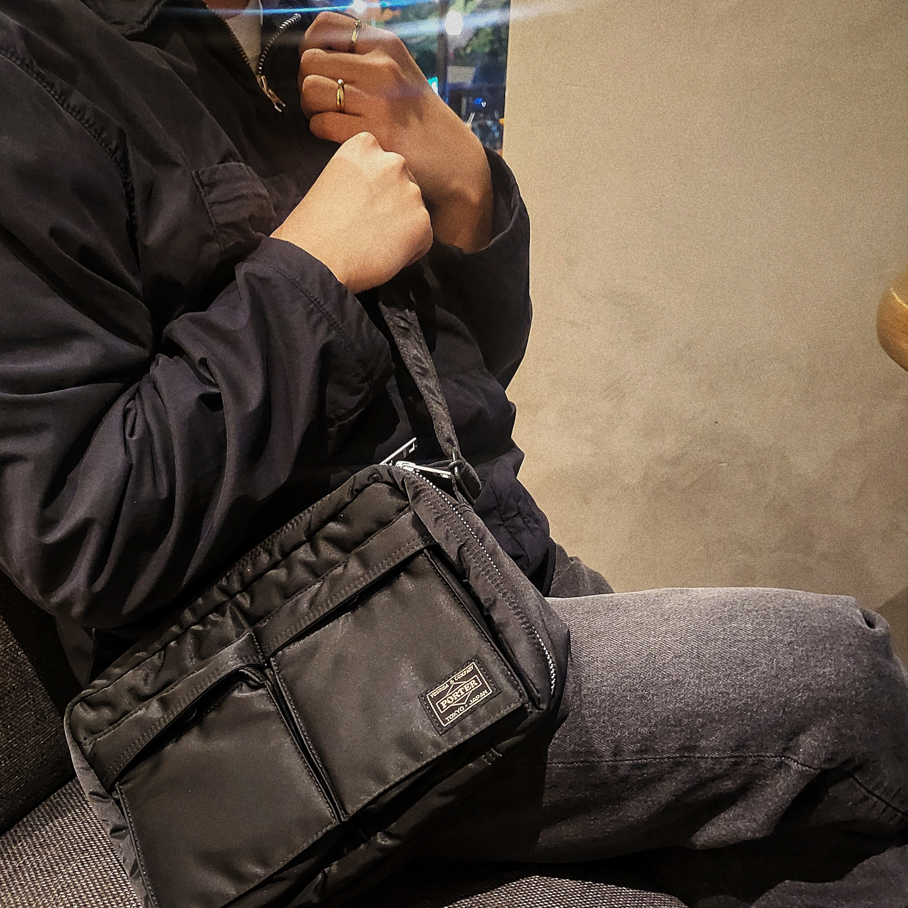 Porter Tanker Shoulder Bag S Black 착용 스타일 - 2