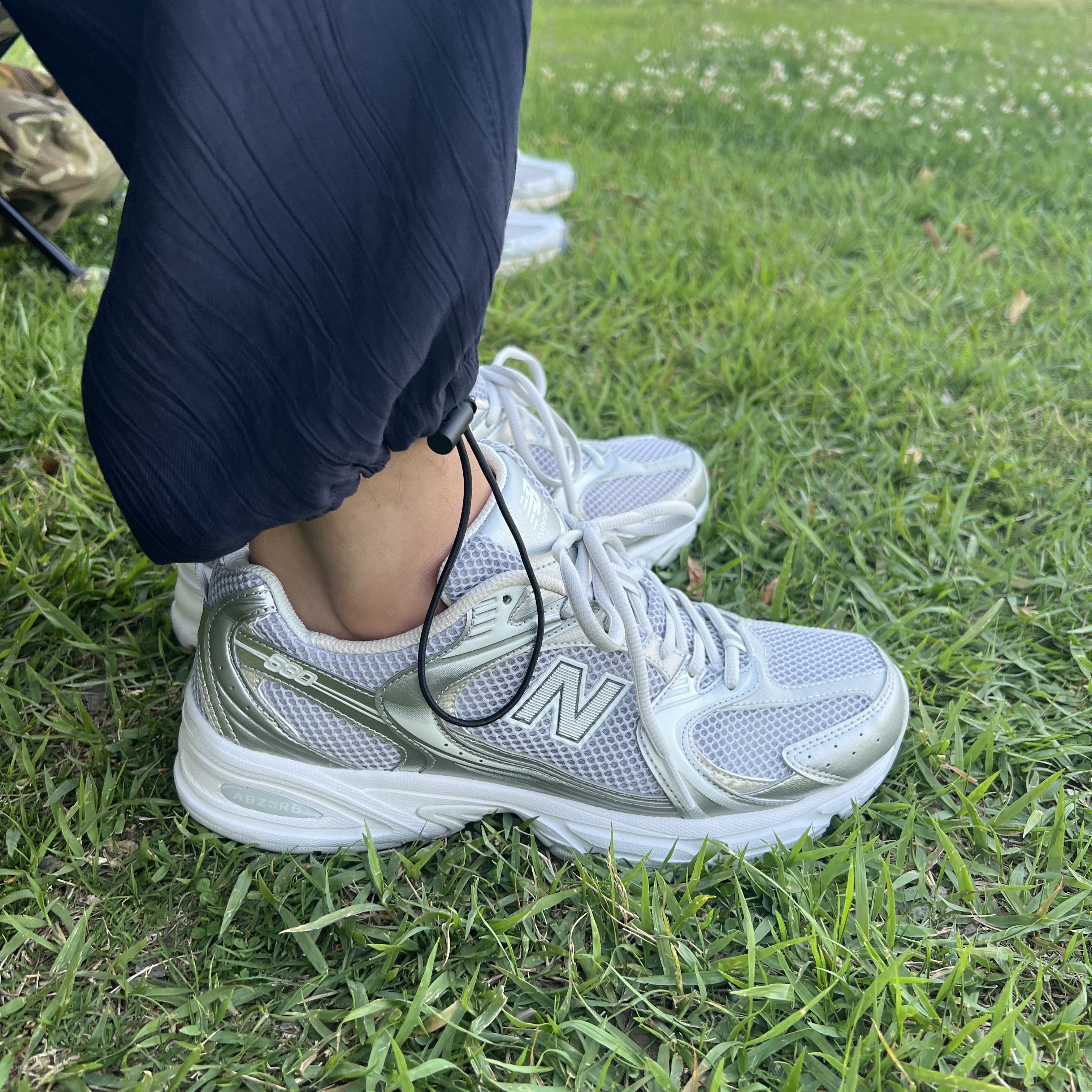 New Balance 530 Silver Grey 착용 스타일