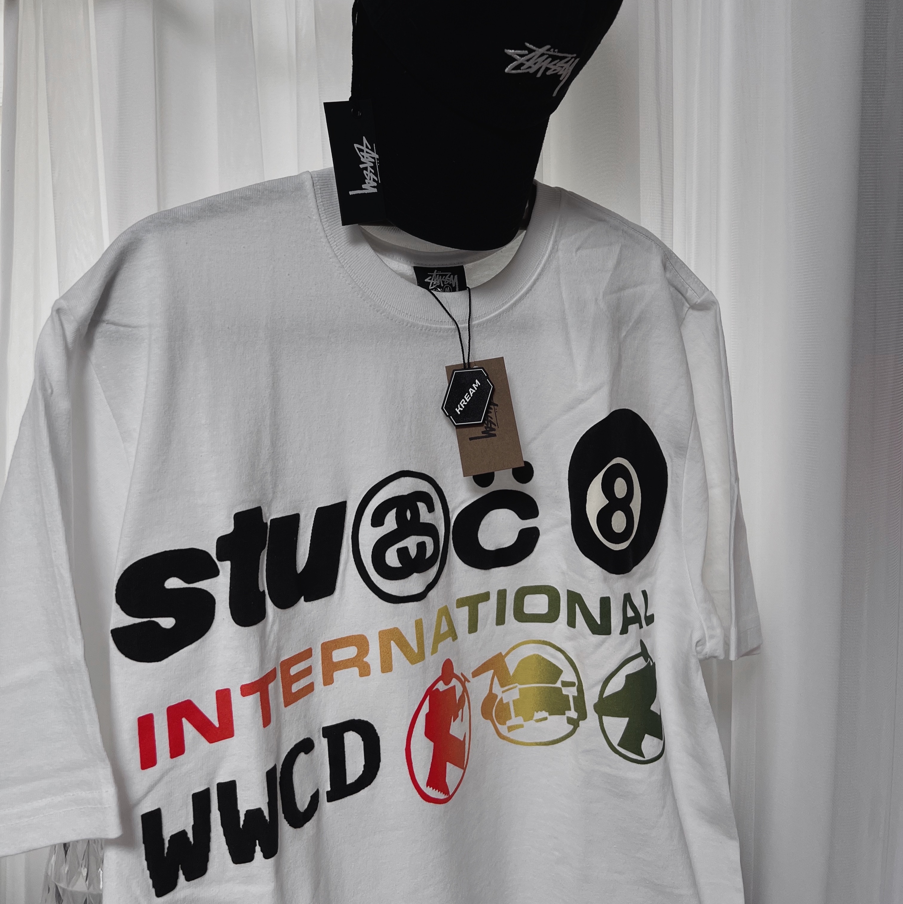 Stussy x Cactus Plant Flea Market International T-Shirt White, Stussy Stock Low Pro Cap Black 착용 스타일