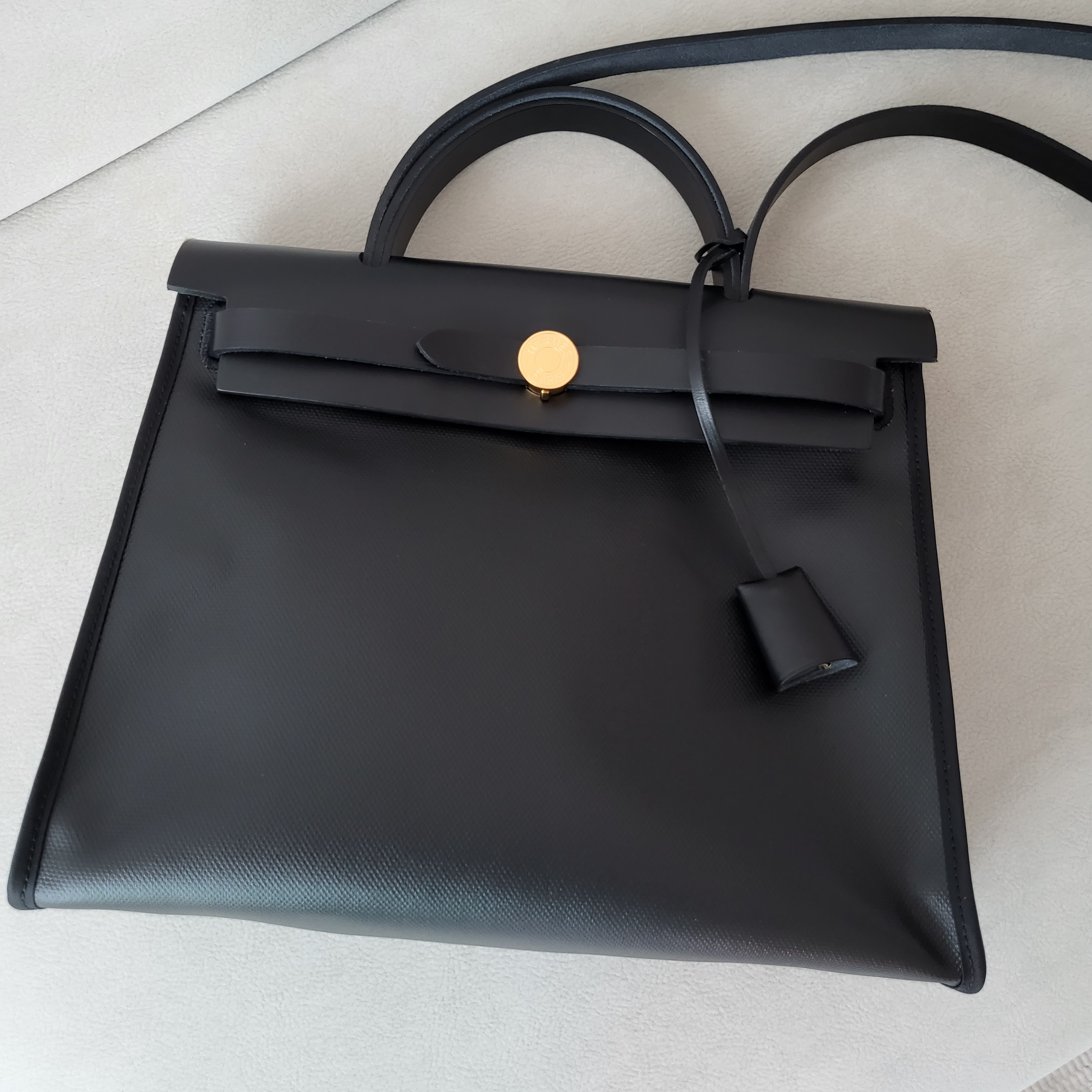 Hermes Herbag Zip 31 Bag Sellier H Berlin Canvas Hunter Cowhide & Gold Noir Ecru 착용 스타일 - 2