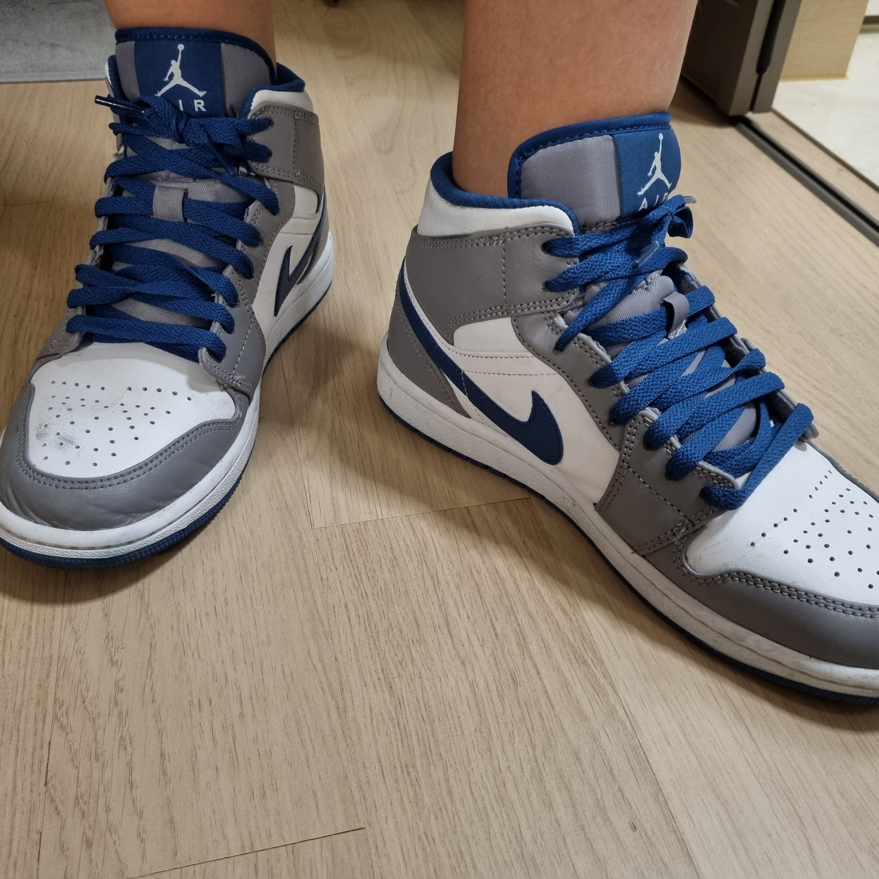 Jordan 1 Mid Cement Grey True Blue 착용 스타일