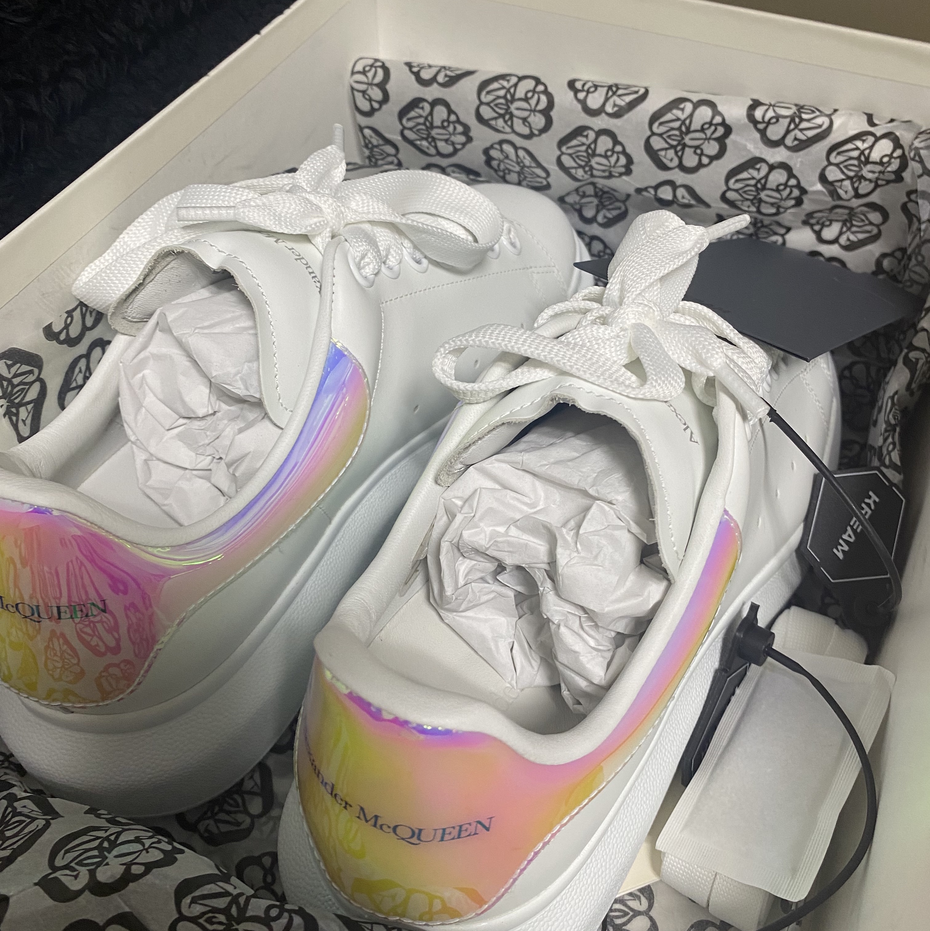 Alexander McQueen Oversized Sneakers White Shock Pink 착용 스타일