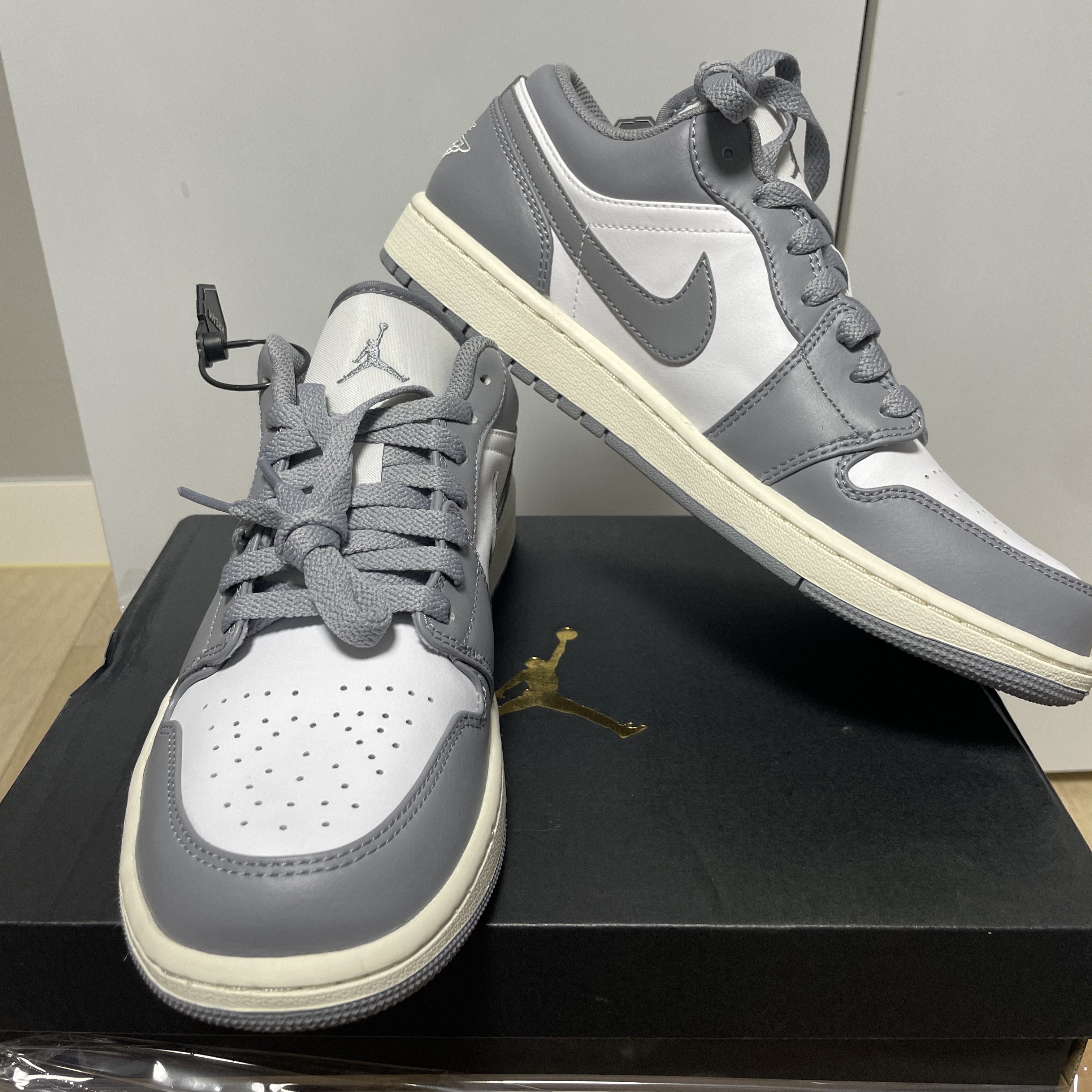 Jordan 1 Low Stealth and White 착용 스타일 - 3