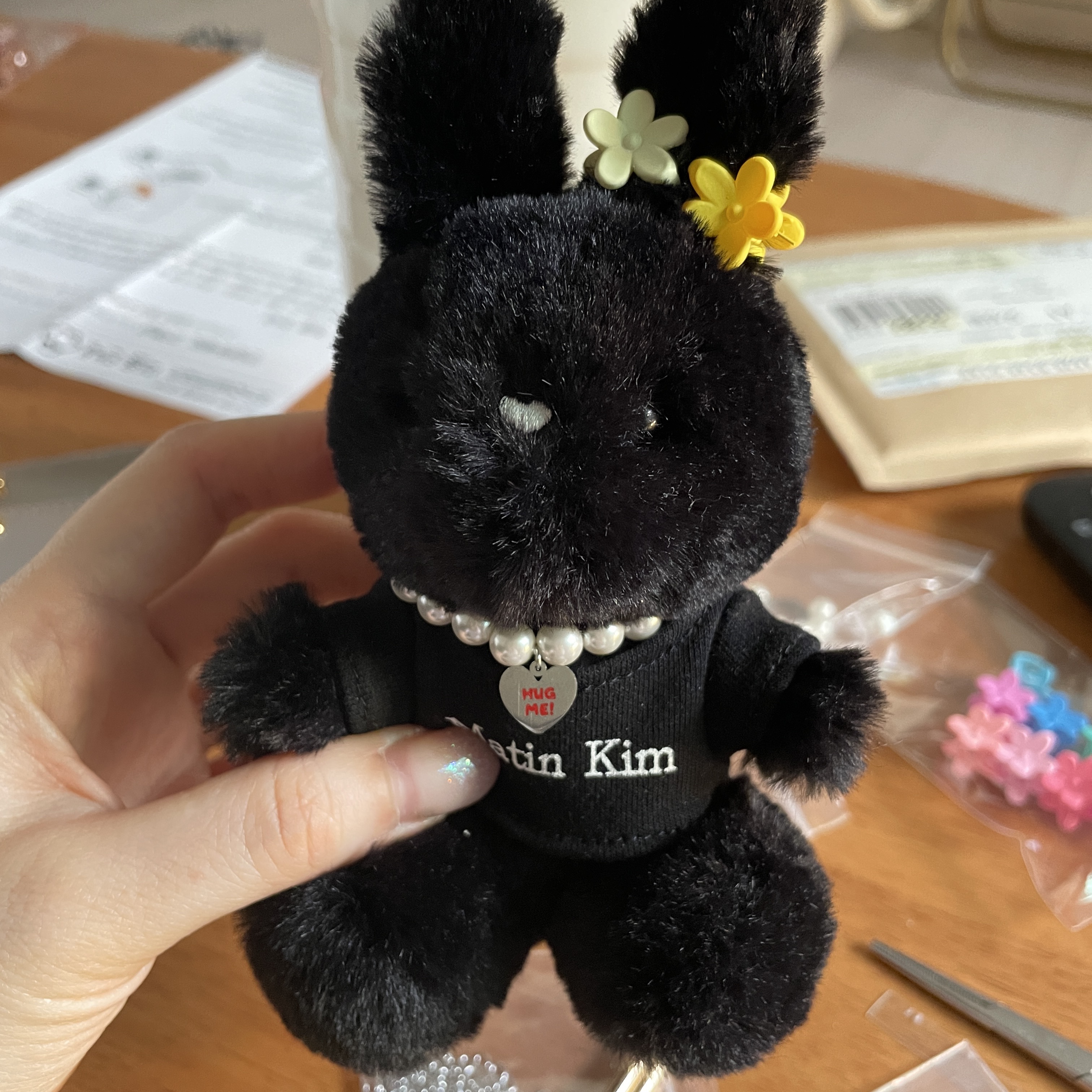 Matin Kim Black Bunny Toy Keyring Black 착용 스타일 - 1