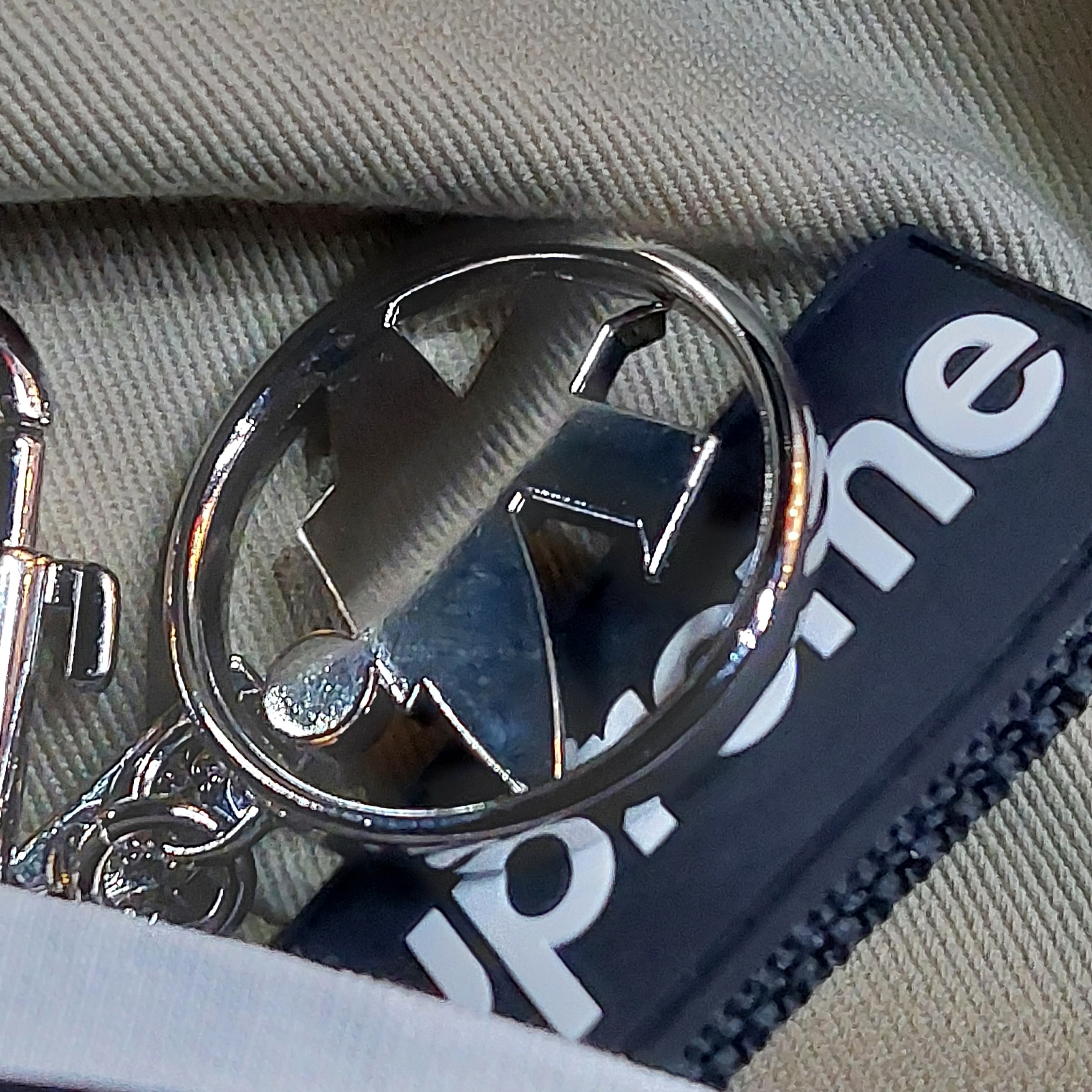 Supreme Webbing Keychain Black - 23SS, Stussy Surfman Keychain Silver 착용 스타일