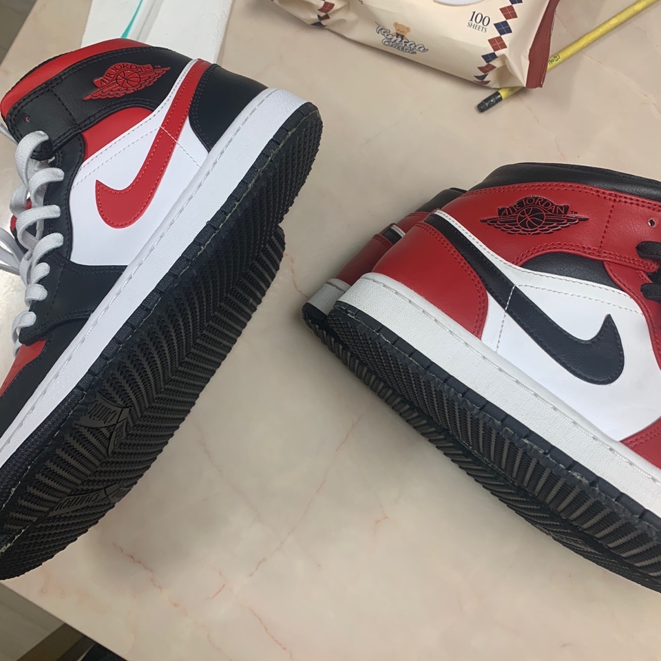 Jordan 1 Mid Black Fire Red 착용 스타일 - 2