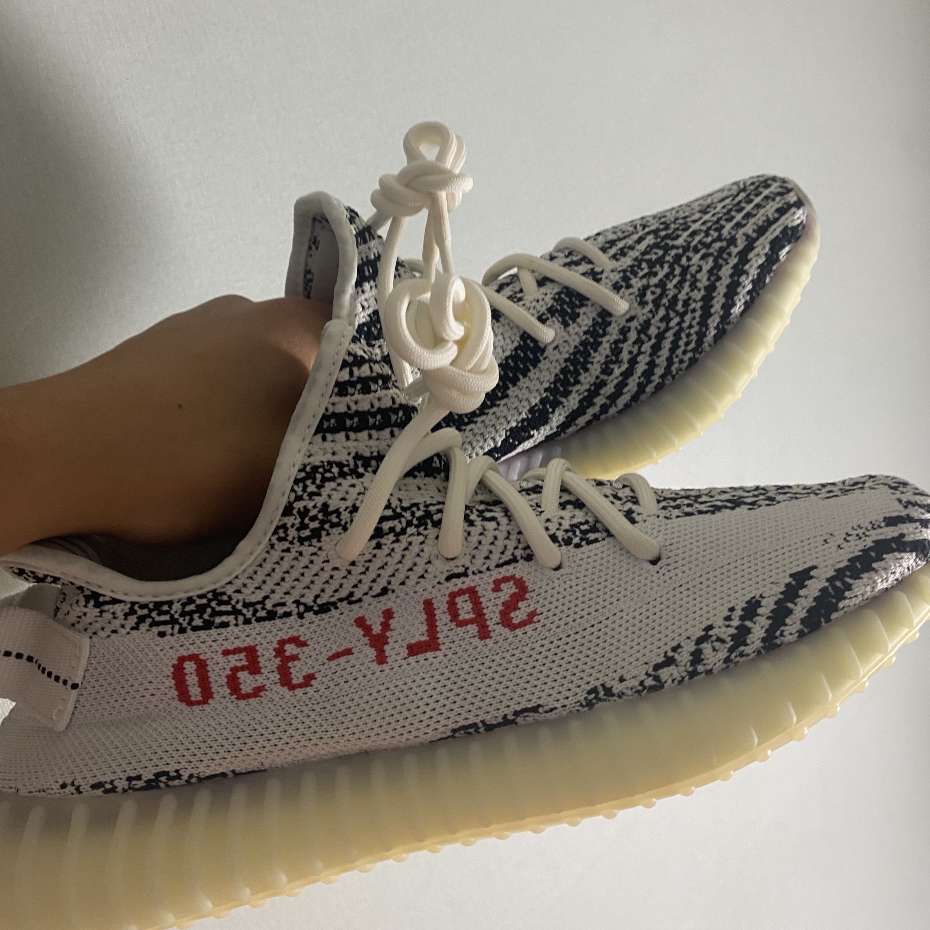 Adidas Yeezy Boost 350 V2 Zebra 2017/2019/2020 착용 스타일