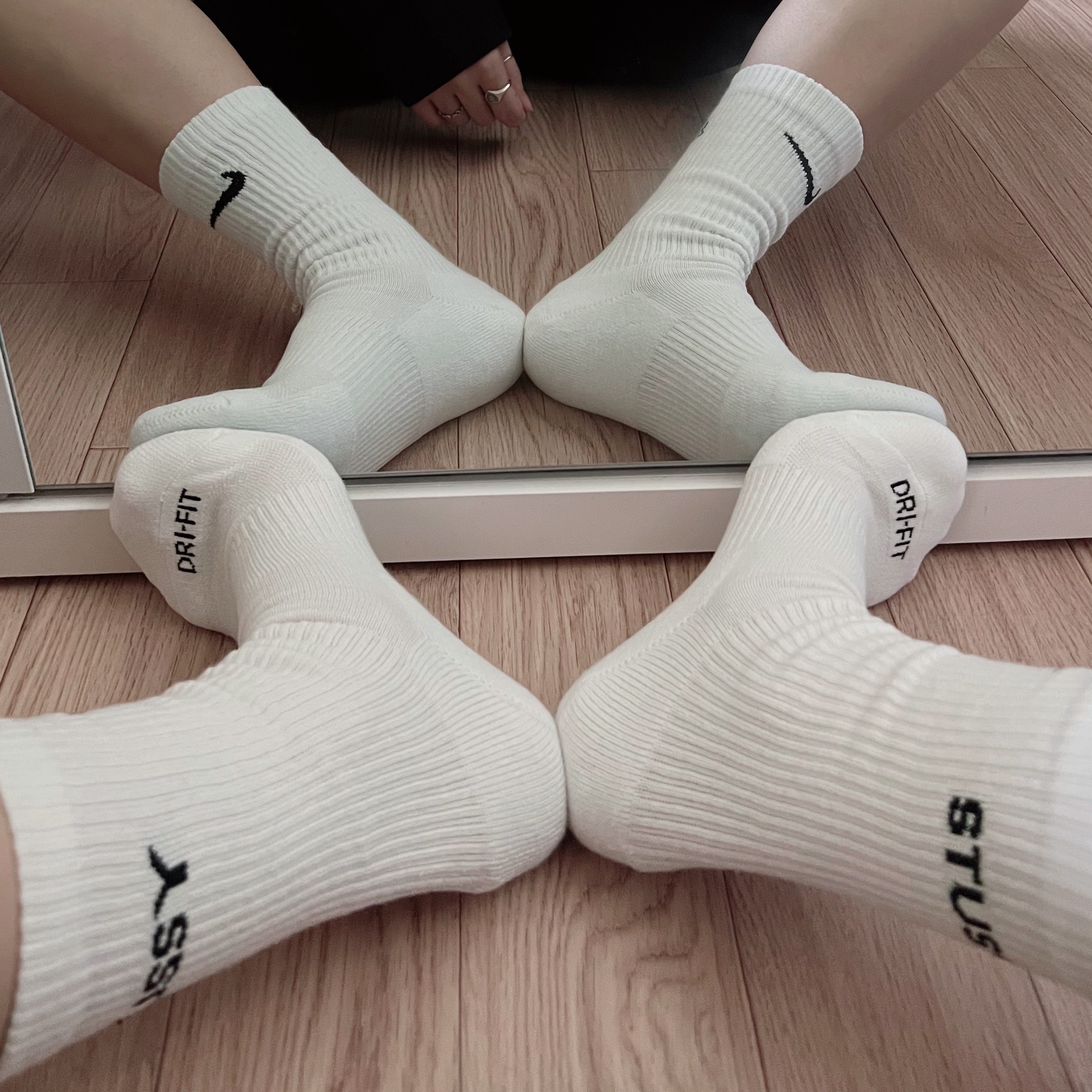 나이키 x 스투시 NRG 워시드 플리스 크루넥 블랙 (DO5310-010), 나이키 x 스투시 NRG 크루 삭스 화이트 블랙 착용 스타일 - 3
