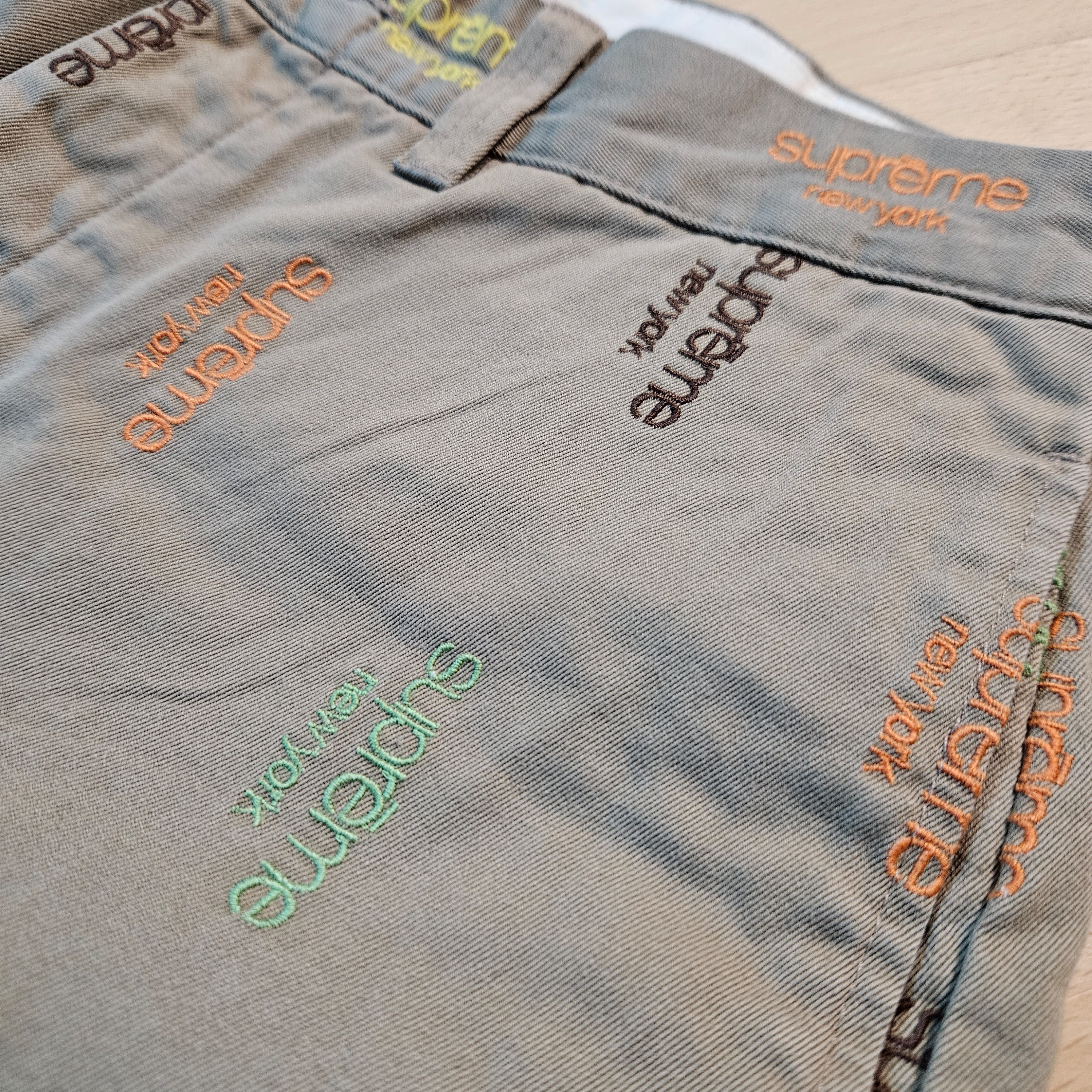 Supreme Classic Logo Chino Shorts Tan - 23SS 착용 스타일 - 2