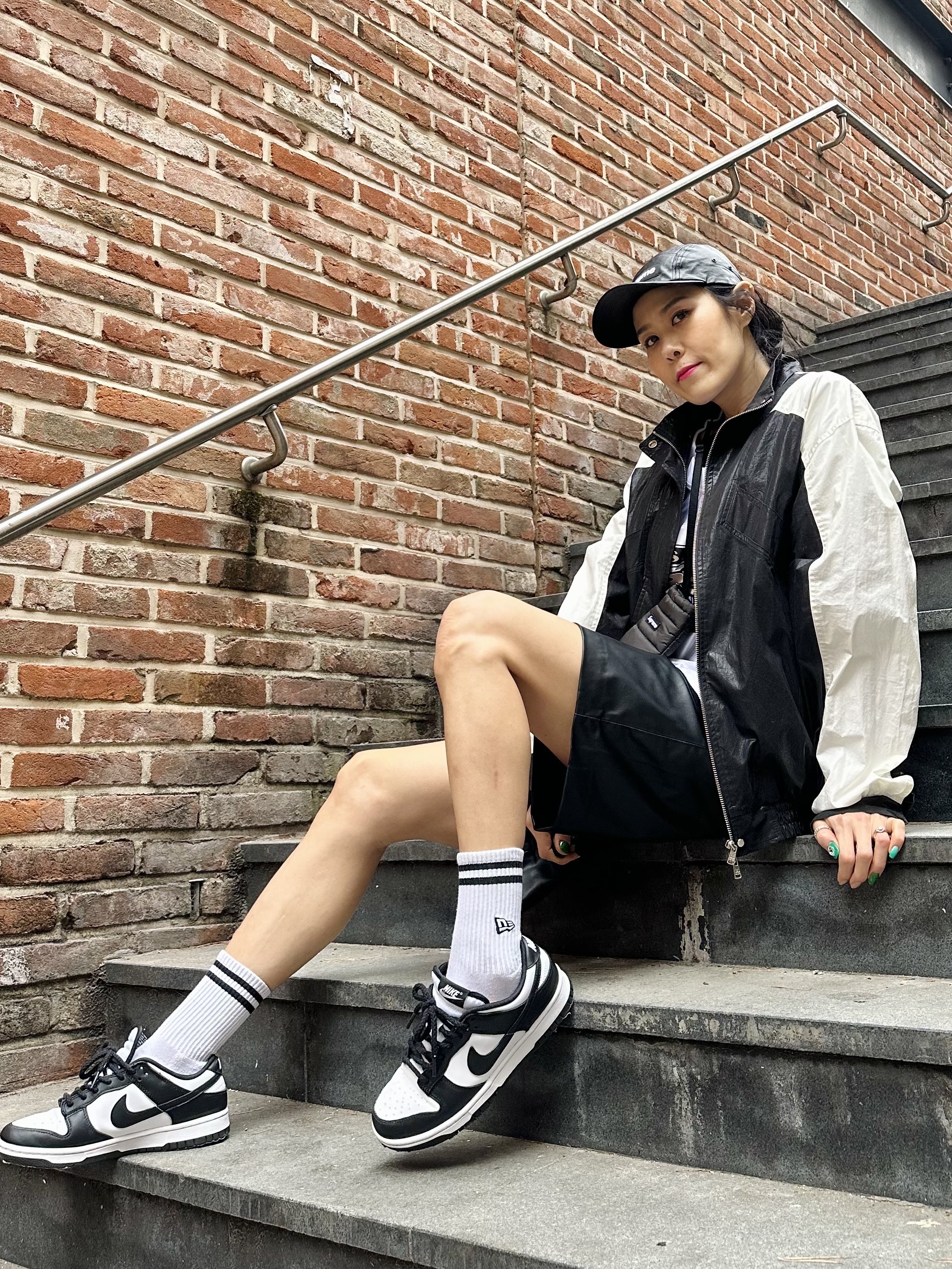 Supreme Puffer Neck Pouch Black - 22FW, Supreme Leather Camp Cap Black - 21SS 착용 스타일 - 4