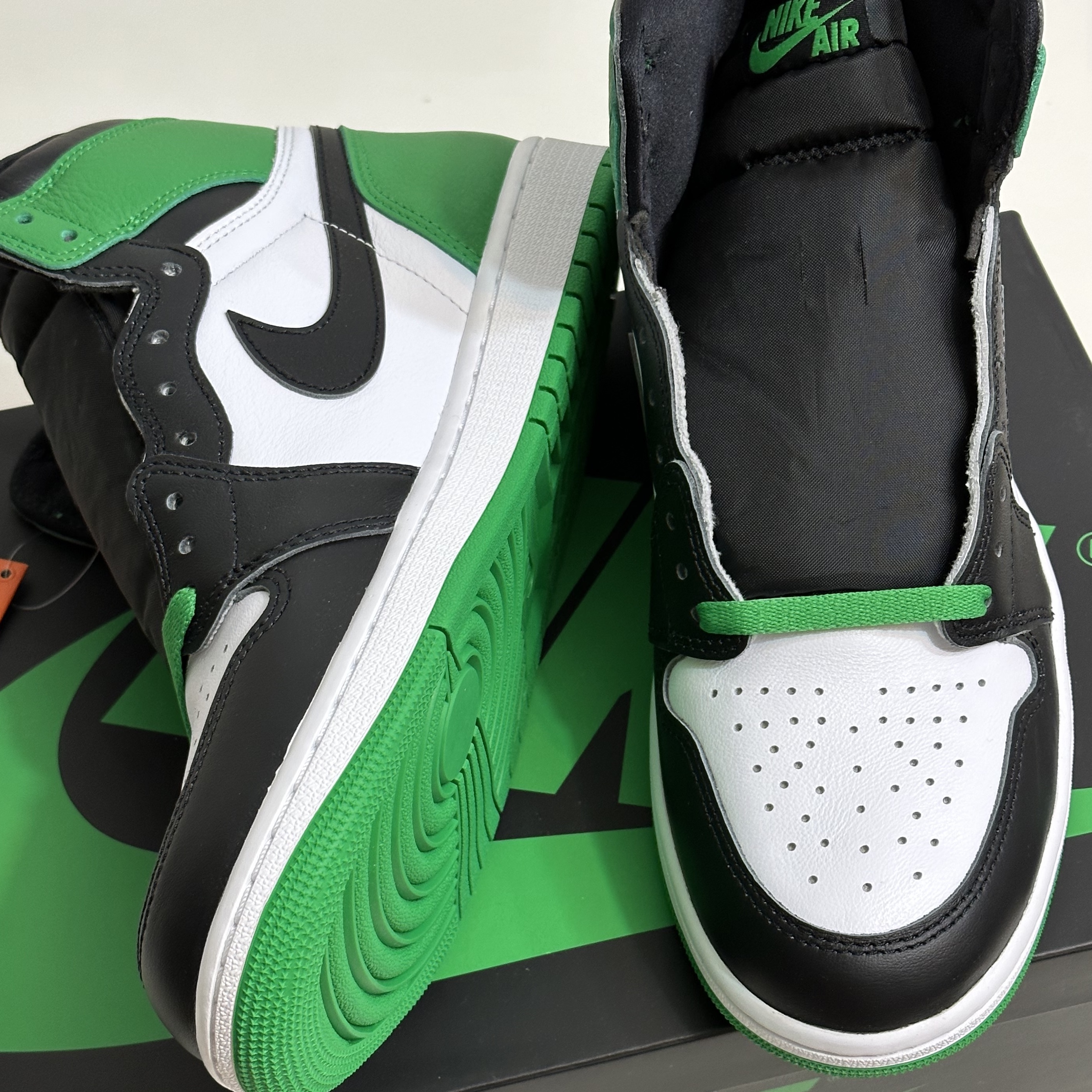 Jordan 1 Retro High OG Black and Lucky Green 착용 스타일 - 3
