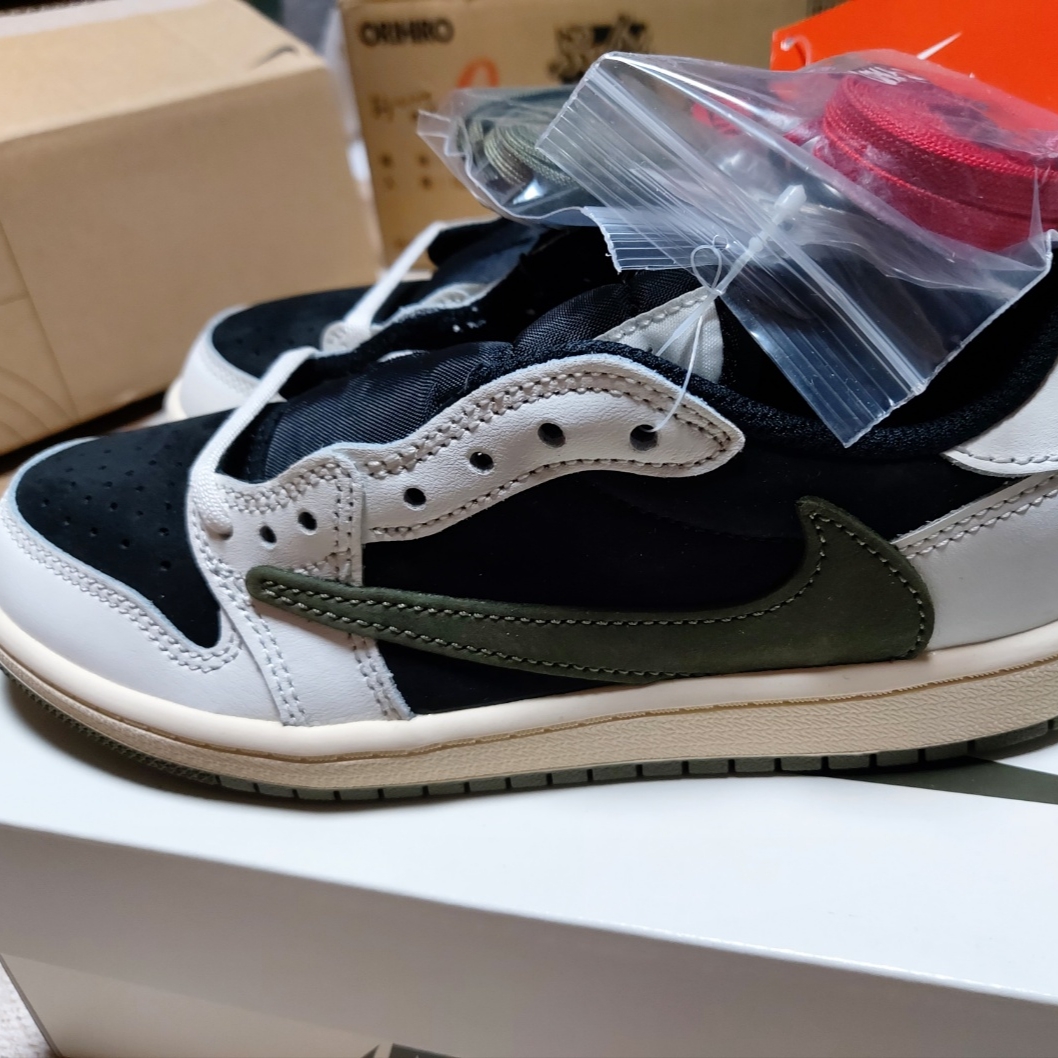 (PS) Jordan 1 x Travis Scott Retro Low OG SP Medium Olive 착용 스타일 - 1